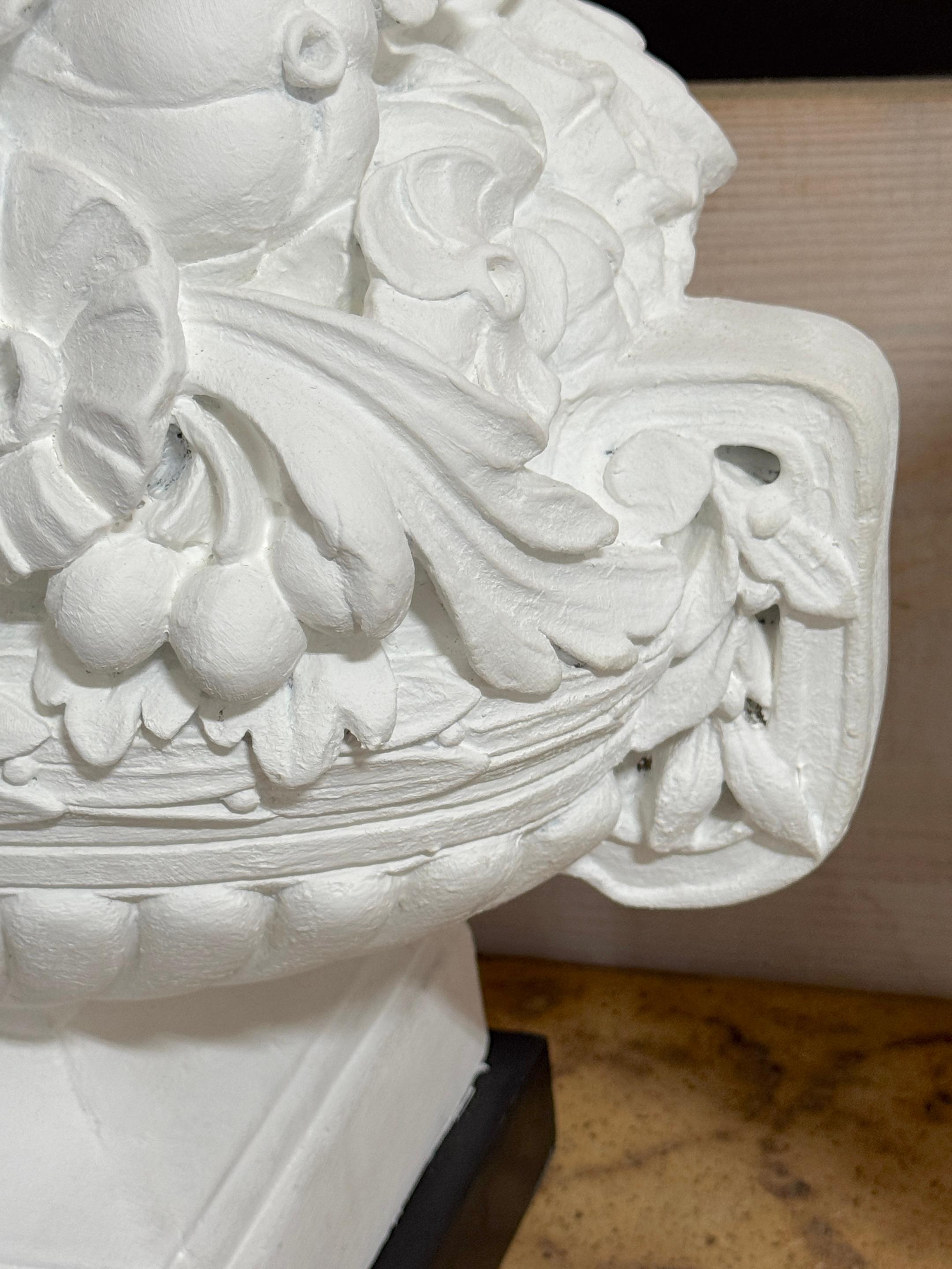 Ein Paar exotische Obst- und Blumentopien aus Gips von Serge Roche Gesso und bemaltem Gips, 1950er Jahre (20. Jahrhundert) im Angebot