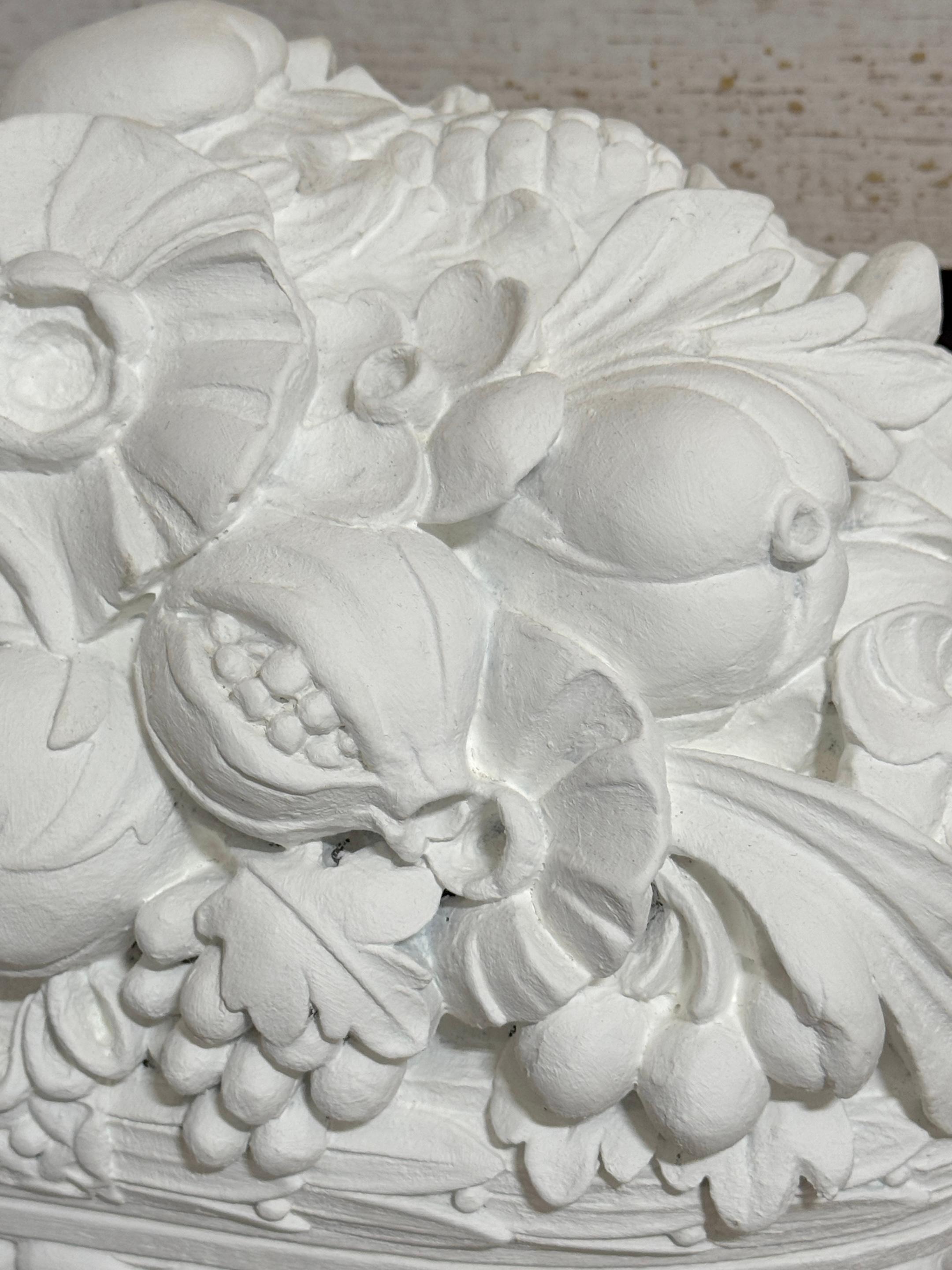 Ein Paar exotische Obst- und Blumentopien aus Gips von Serge Roche Gesso und bemaltem Gips, 1950er Jahre (Metall) im Angebot
