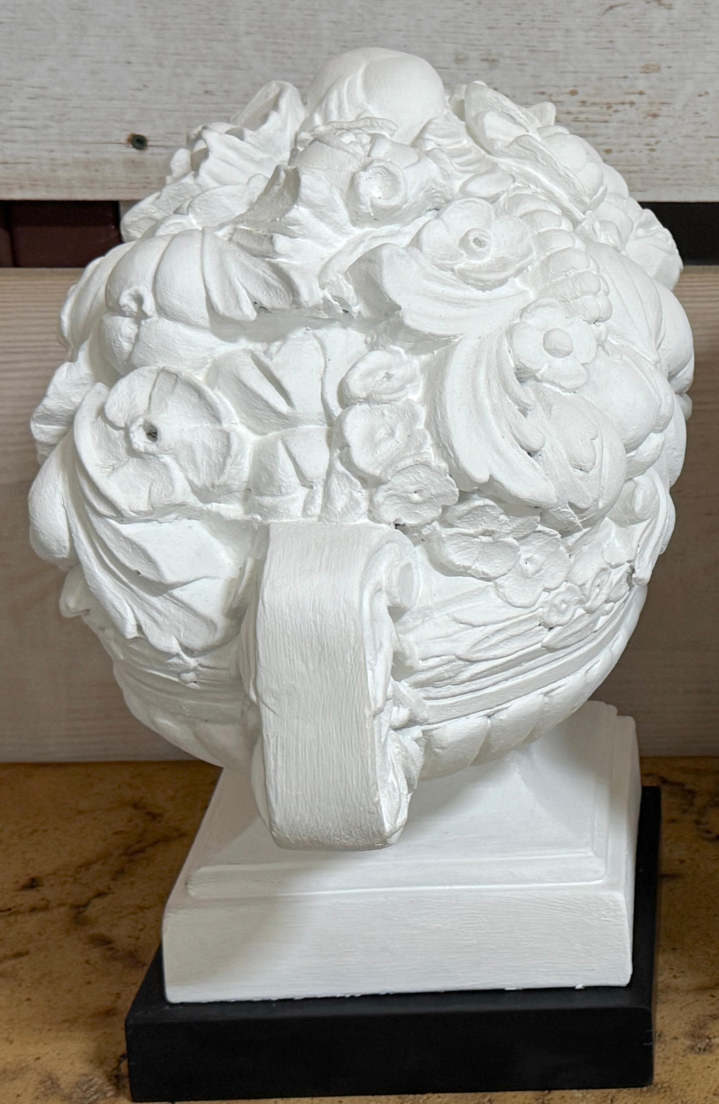 Ein Paar exotische Obst- und Blumentopien aus Gips von Serge Roche Gesso und bemaltem Gips, 1950er Jahre im Angebot 1