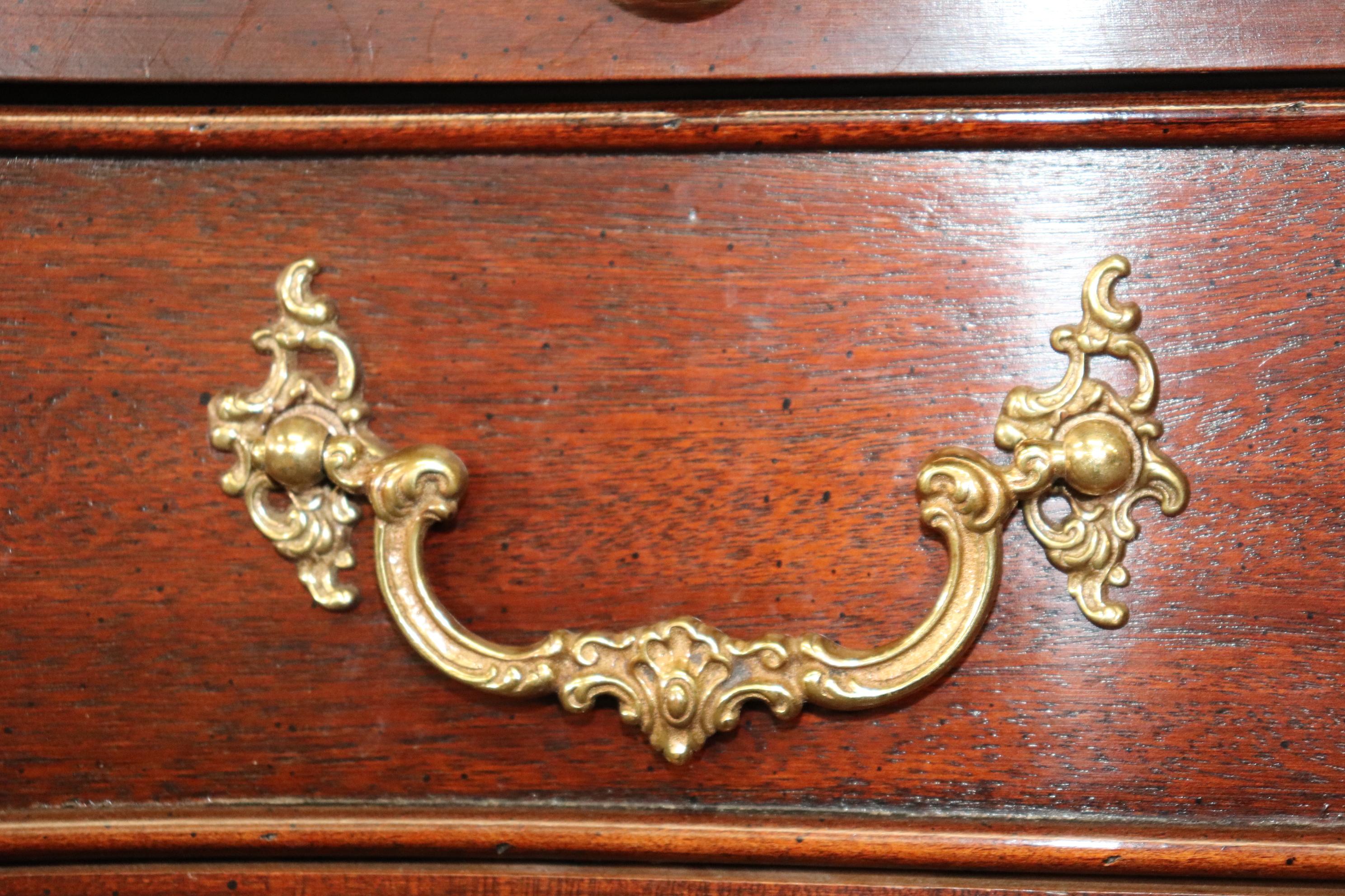 Pair Serpentine Fronted Chippendale Bachelors Chests Nightstands  In Good Condition In Swedesboro, NJ