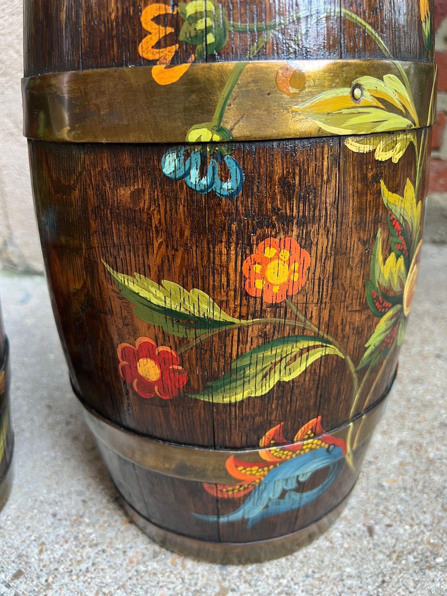 PAR Conjunto Antiguo Barril de Roble Inglés Jardinera Jardinera Rosemaling Pintado a Mano en Bueno estado para la venta en Shreveport, LA