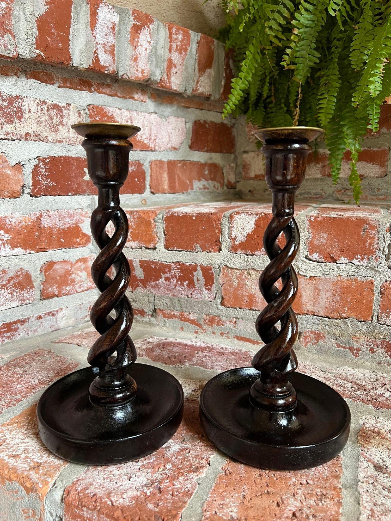 PAIR Set antiker englischer Eichenholz-Kerzenständer mit offenem Barley-Twist-Muster, Kerzenhalter, Messing (Viktorianisch) im Angebot
