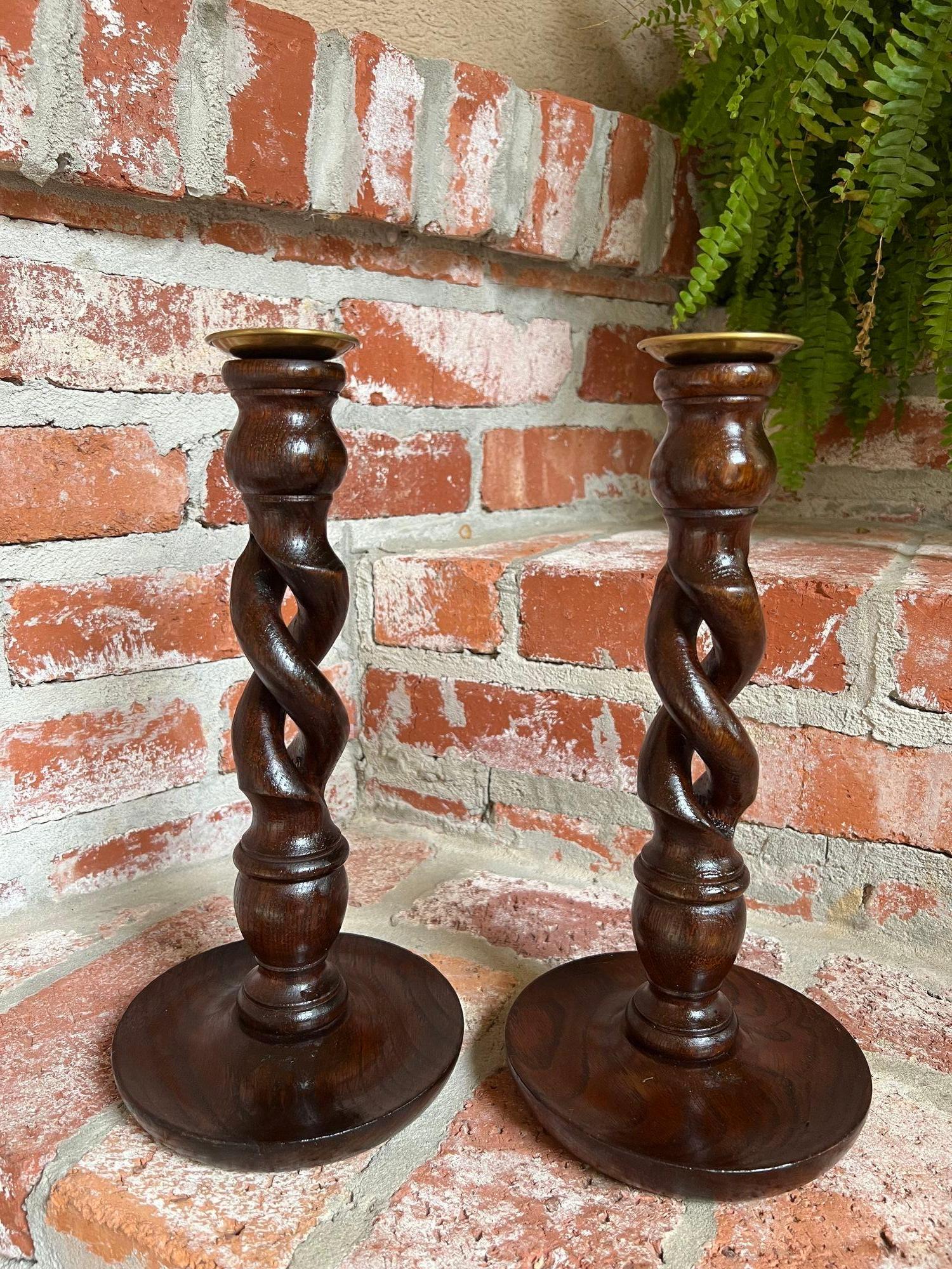 PAIR Set antiker englischer Eichenholz-Kerzenständer mit offenem Barley-Twist-Muster, Kerzenhalter, Messing (Britisch) im Angebot