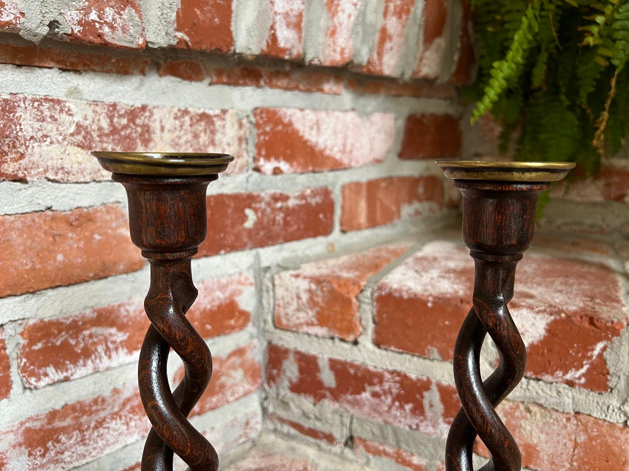 PAIR Set antiker englischer Eichenholz-Kerzenständer mit offenem Barley-Twist-Muster, Kerzenhalter, Messing (19. Jahrhundert) im Angebot