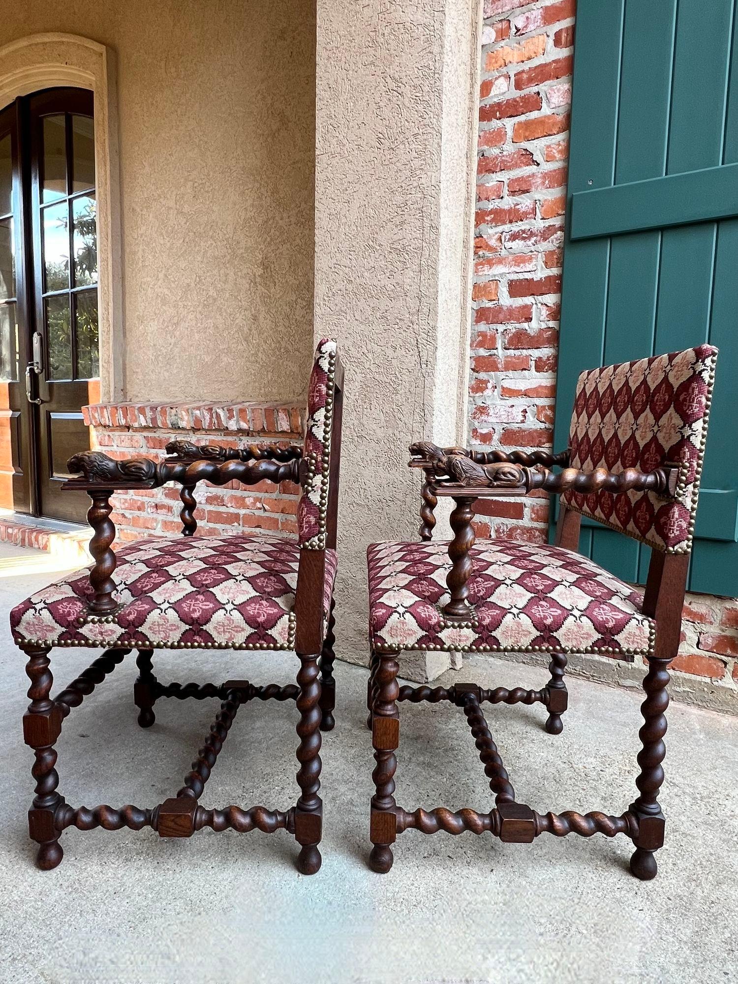Coppia SET Antique French Arm Chair Barley Twist Oak Rinascimento Leone Fleur De Lis in vendita 11