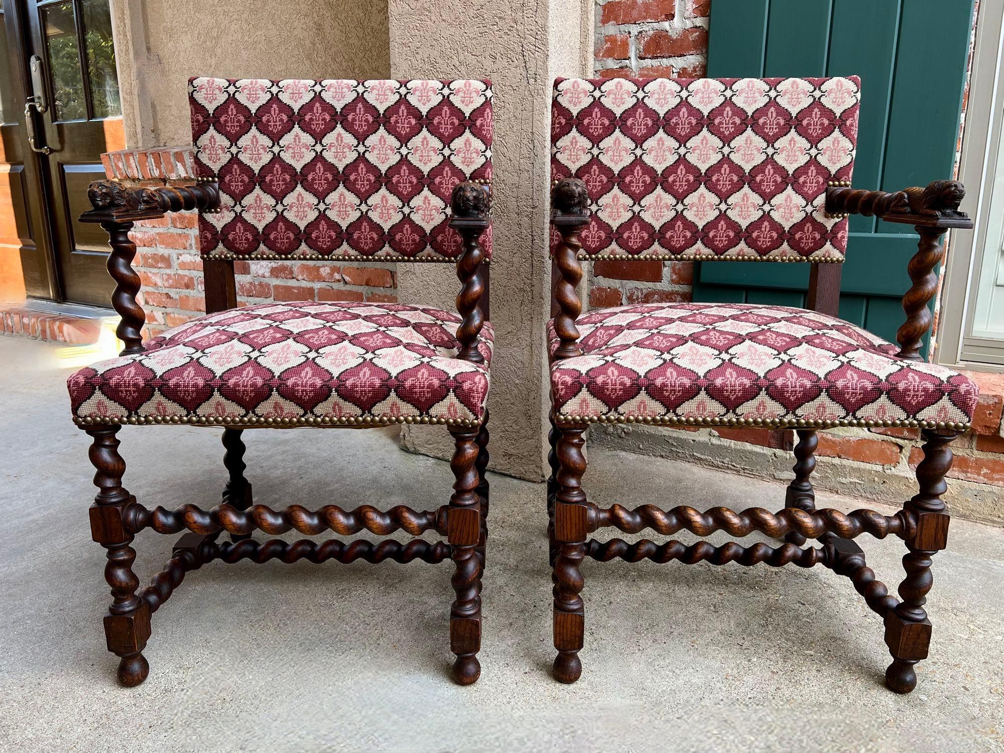 Coppia SET Antique French Arm Chair Barley Twist Oak Renaissance Lion Fleur De Lis.

Direttamente dalla Francia, una favolosa coppia di poltrone d'epoca con tutte le caratteristiche di BARLEY TWIST. Bracci a torsione d'orzo, montanti a torsione