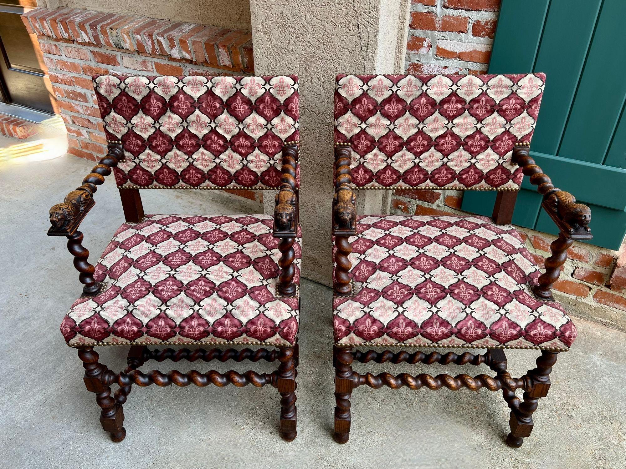Intagliato a mano Coppia SET Antique French Arm Chair Barley Twist Oak Rinascimento Leone Fleur De Lis in vendita