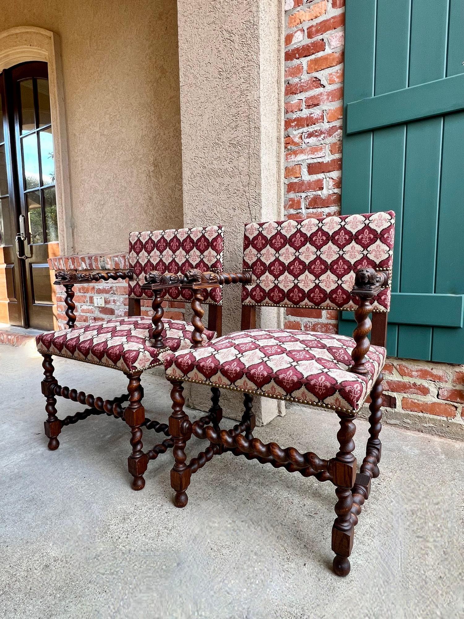Coppia SET Antique French Arm Chair Barley Twist Oak Rinascimento Leone Fleur De Lis In condizioni buone in vendita a Shreveport, LA