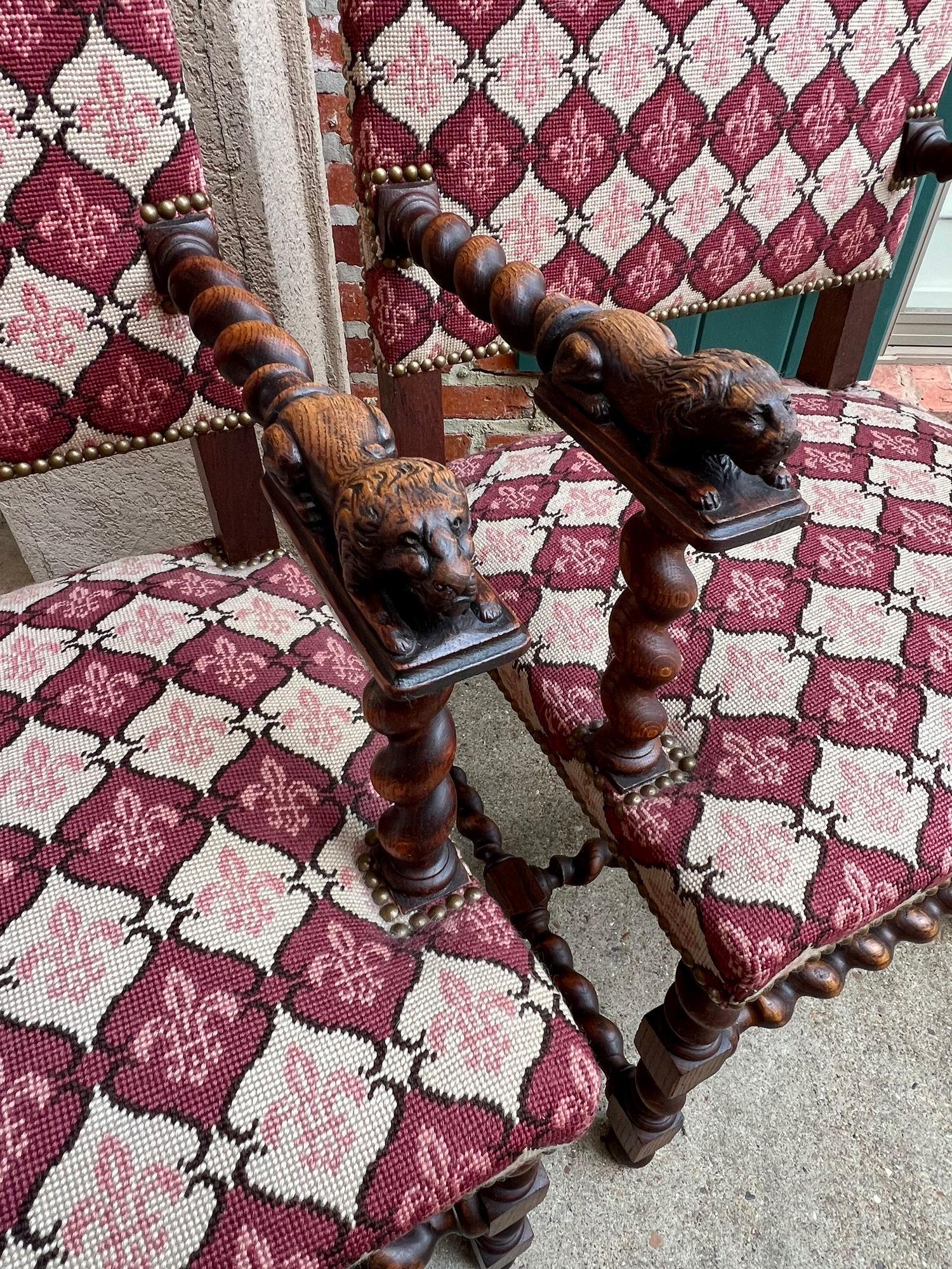 Tappezzeria Coppia SET Antique French Arm Chair Barley Twist Oak Rinascimento Leone Fleur De Lis in vendita