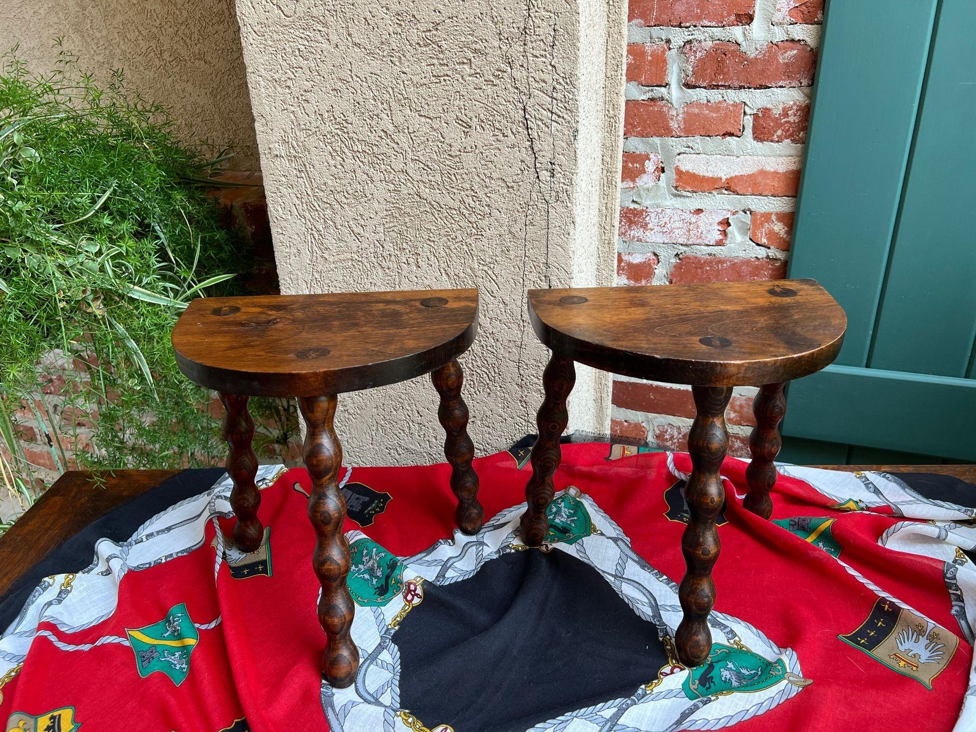 PAR Conjunto de 2 Taburetes Antiguos Ingleses de Roble Jacobeo Expositor Pata de Bobina c1900.

Directamente desde Inglaterra, ¡un encantador PAR de taburetes antiguos de roble a juego!

Cada uno de ellos tiene un encantador asiento de roble macizo,