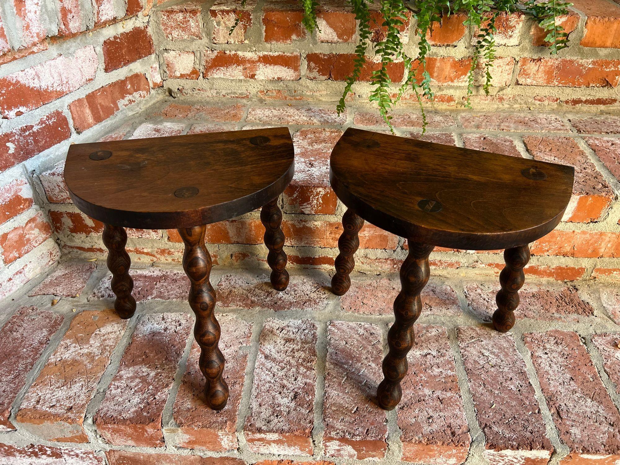 PAR Juego de 2 Taburetes Antiguos Ingleses de Roble Jacobeo Expositor Pata de Bobina c1900 Jacobino en venta
