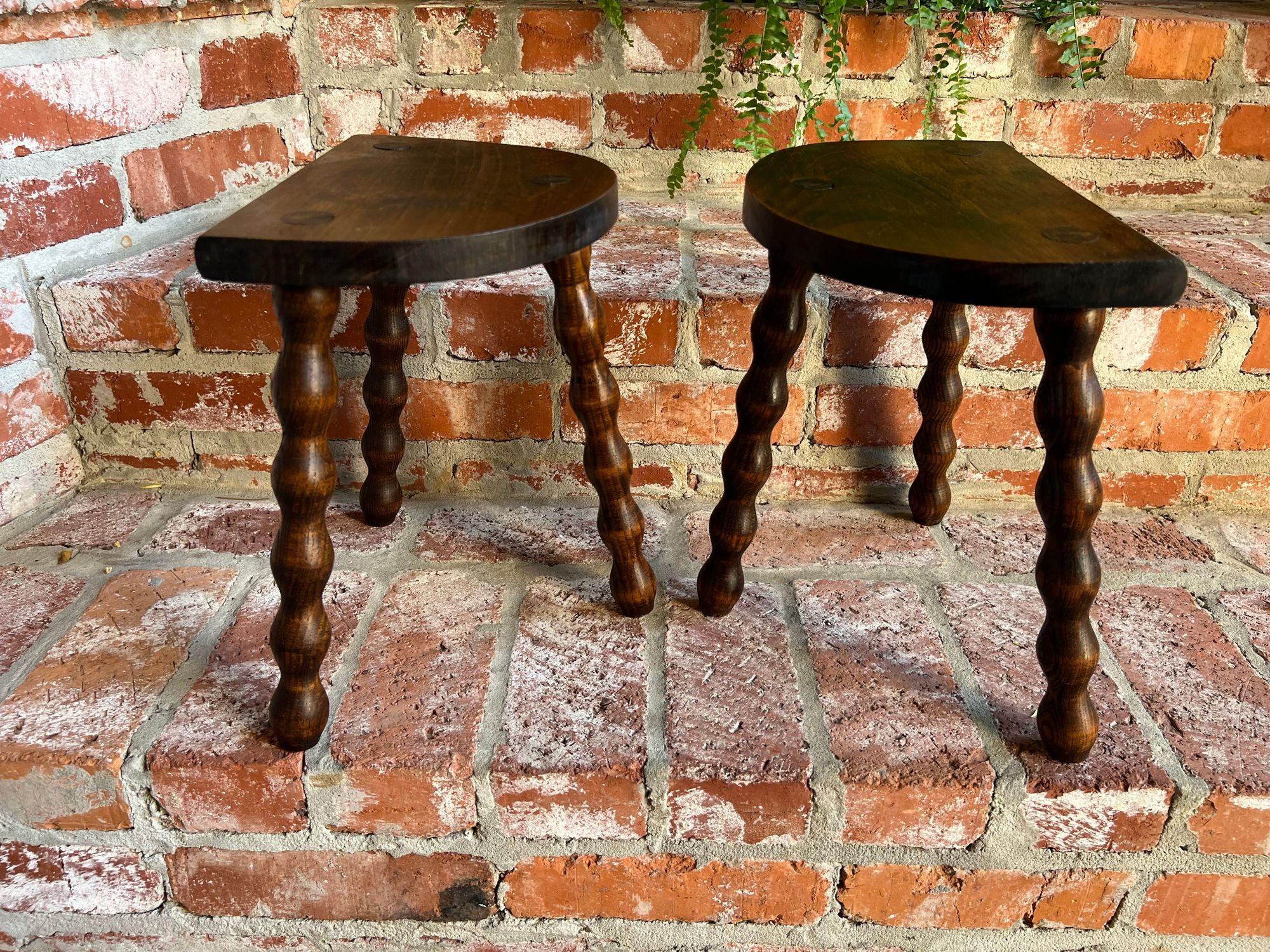 PAR Juego de 2 Taburetes Antiguos Ingleses de Roble Jacobeo Expositor Pata de Bobina c1900 en Bueno estado para la venta en Shreveport, LA