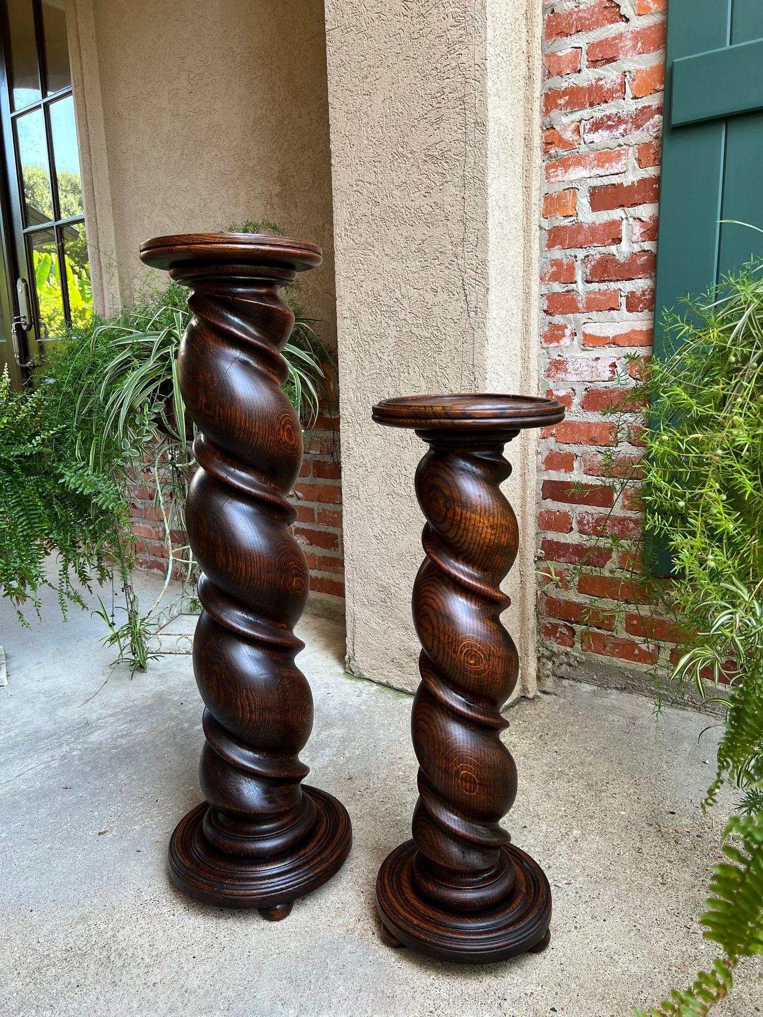 PAAR Satz von 2 antiken Französisch Sockel Stand BARLEY TWIST Eiche LARGE Pflanzensäulen.

Direkt aus Frankreich, ein fabelhaftes PAAR extrem dicker Gerstendrehständer!
Die Säulen eignen sich perfekt als Pflanzenständer, sind aber auch wunderschön,