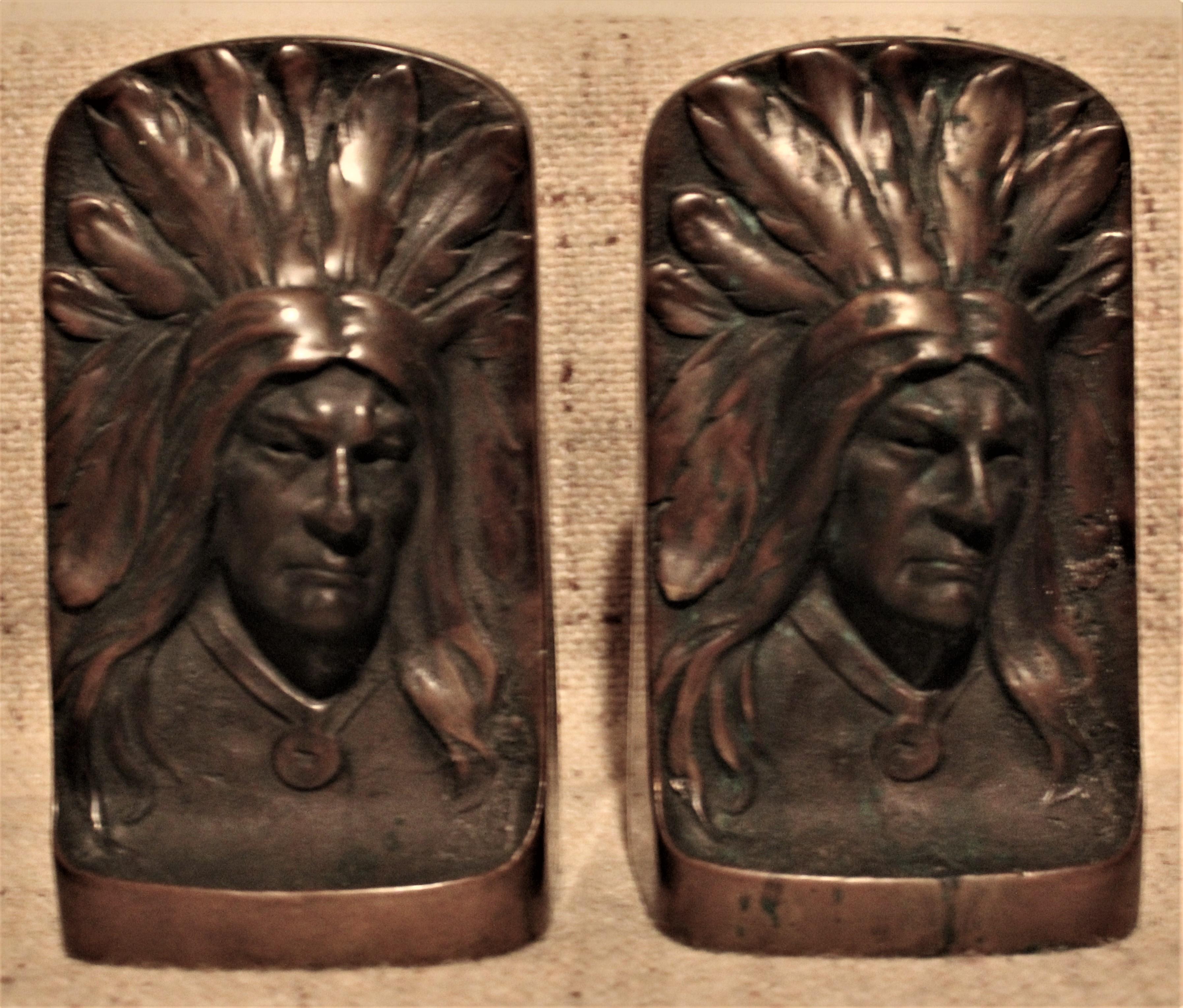 Paire de serre-livres en bronze moulé représentant le buste d'un chef indien d'Amérique du Nord. Il n'y a pas de marque de fabricant, d'initiales ou de signature d'un artiste ou d'une fonderie sur ces pièces, et aucun ensemble identique n'a été