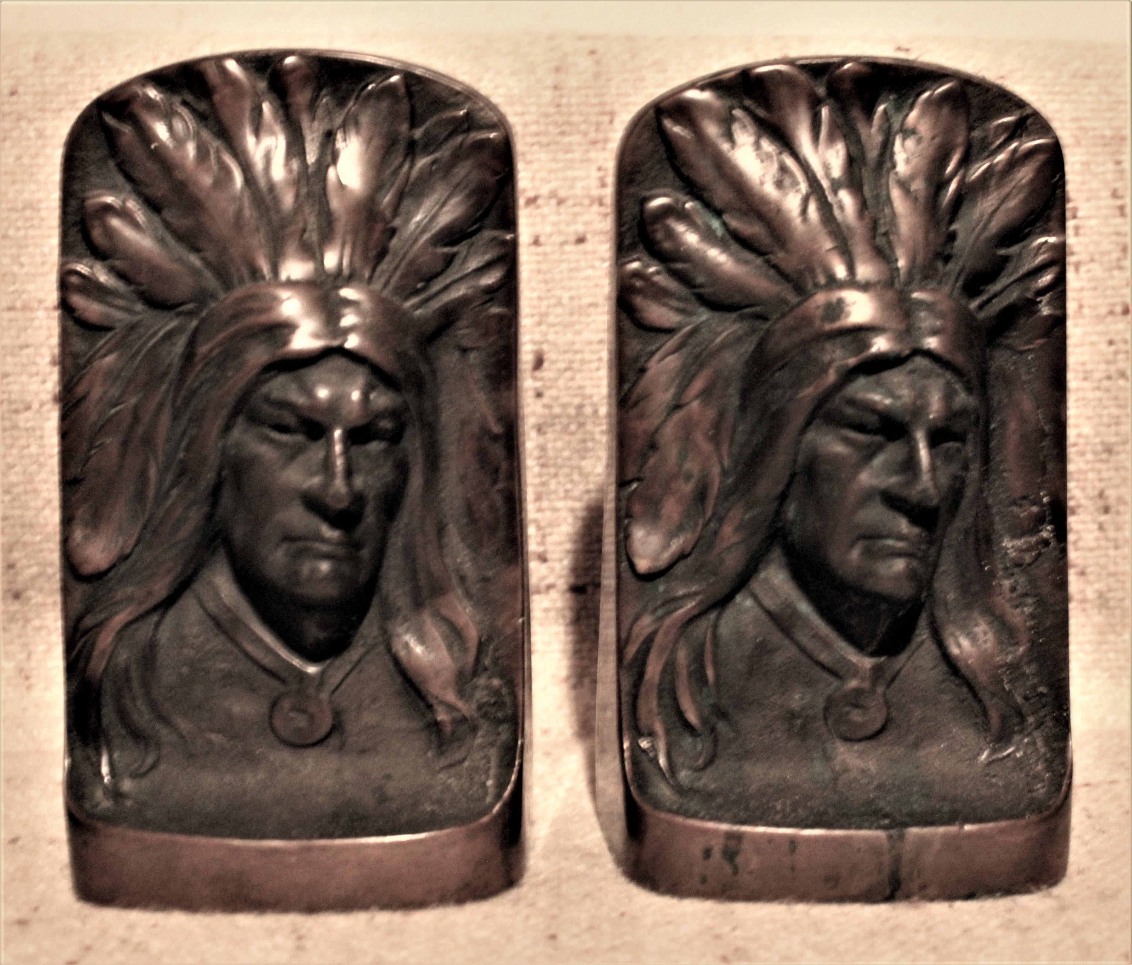 Classique américain Paire de serre-livres sculpturaux en bronze coulé des chefs de file des amérindiens en vente
