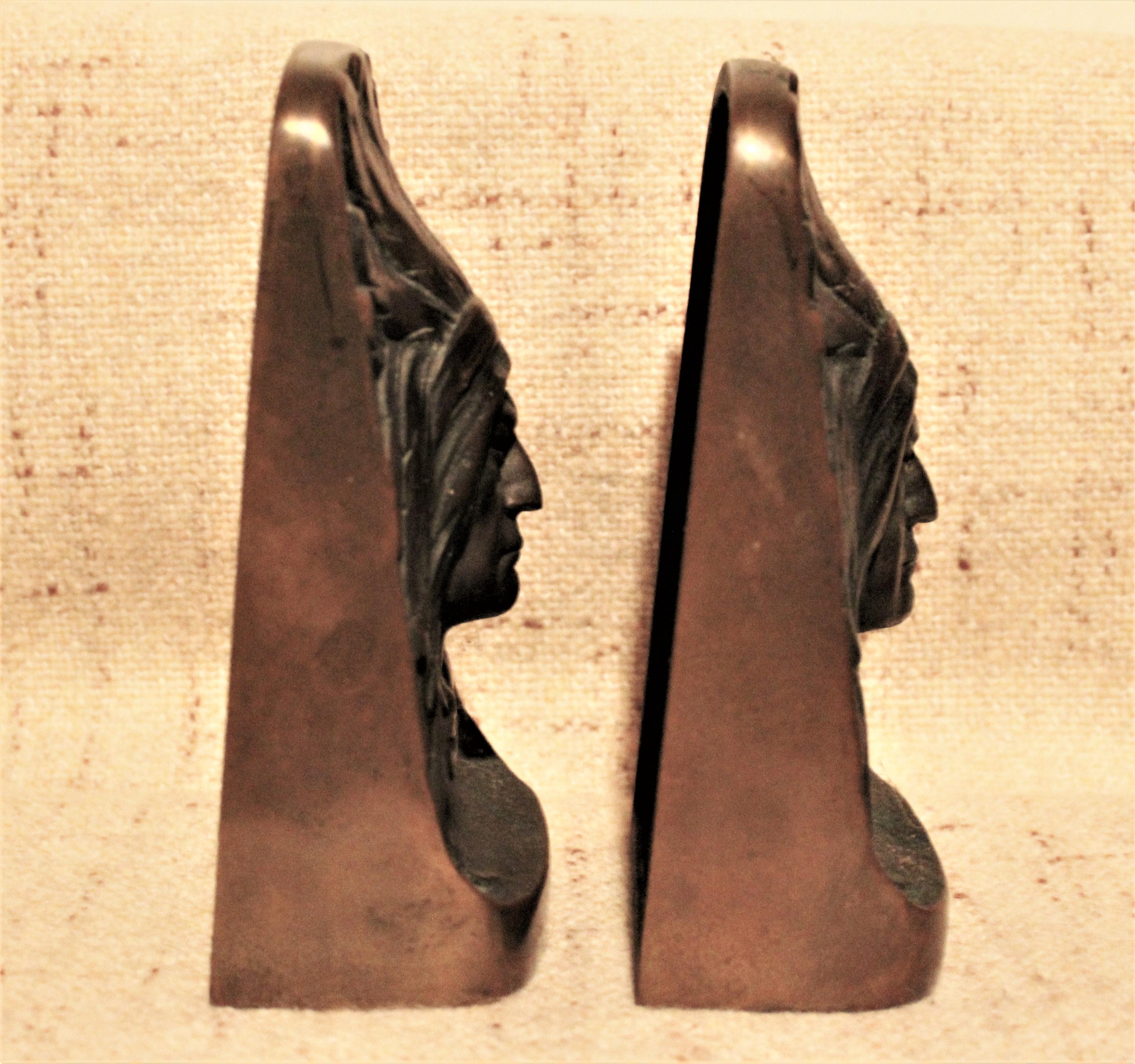 Paar skulpturale Vintage-Buchstützen aus Bronzeguss, Native American Indian Chief, Chief (Amerikanische Klassik) im Angebot