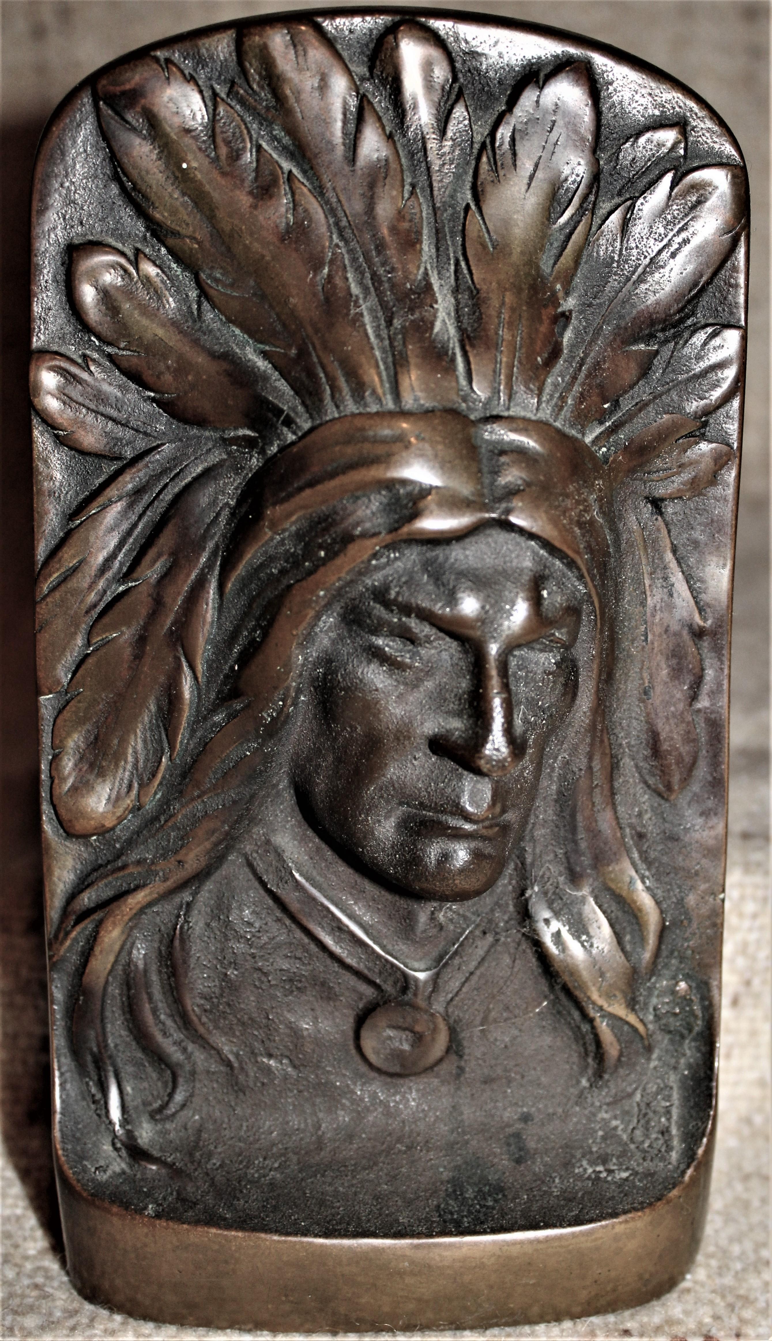 Paar skulpturale Vintage-Buchstützen aus Bronzeguss, Native American Indian Chief, Chief (20. Jahrhundert) im Angebot