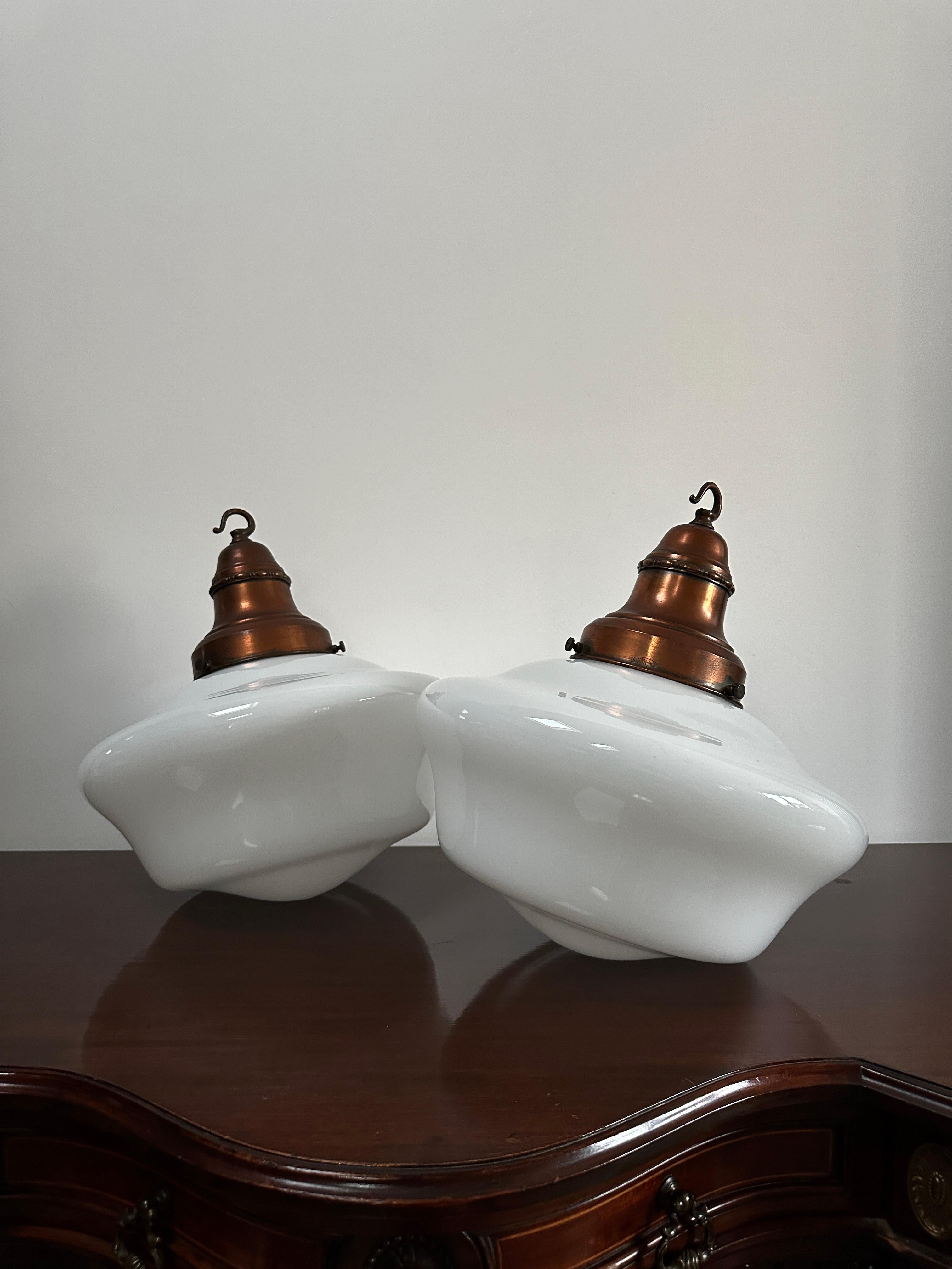 - Paire originale et extrêmement rare de grandes suspensions de plafond en opaline du Bauhaus par Siemens, Allemagne 1920.
- L'opaline est d'une forme fabuleuse et bulbeuse avec des galeries décoratives assorties fabriquées en acier plaqué de
