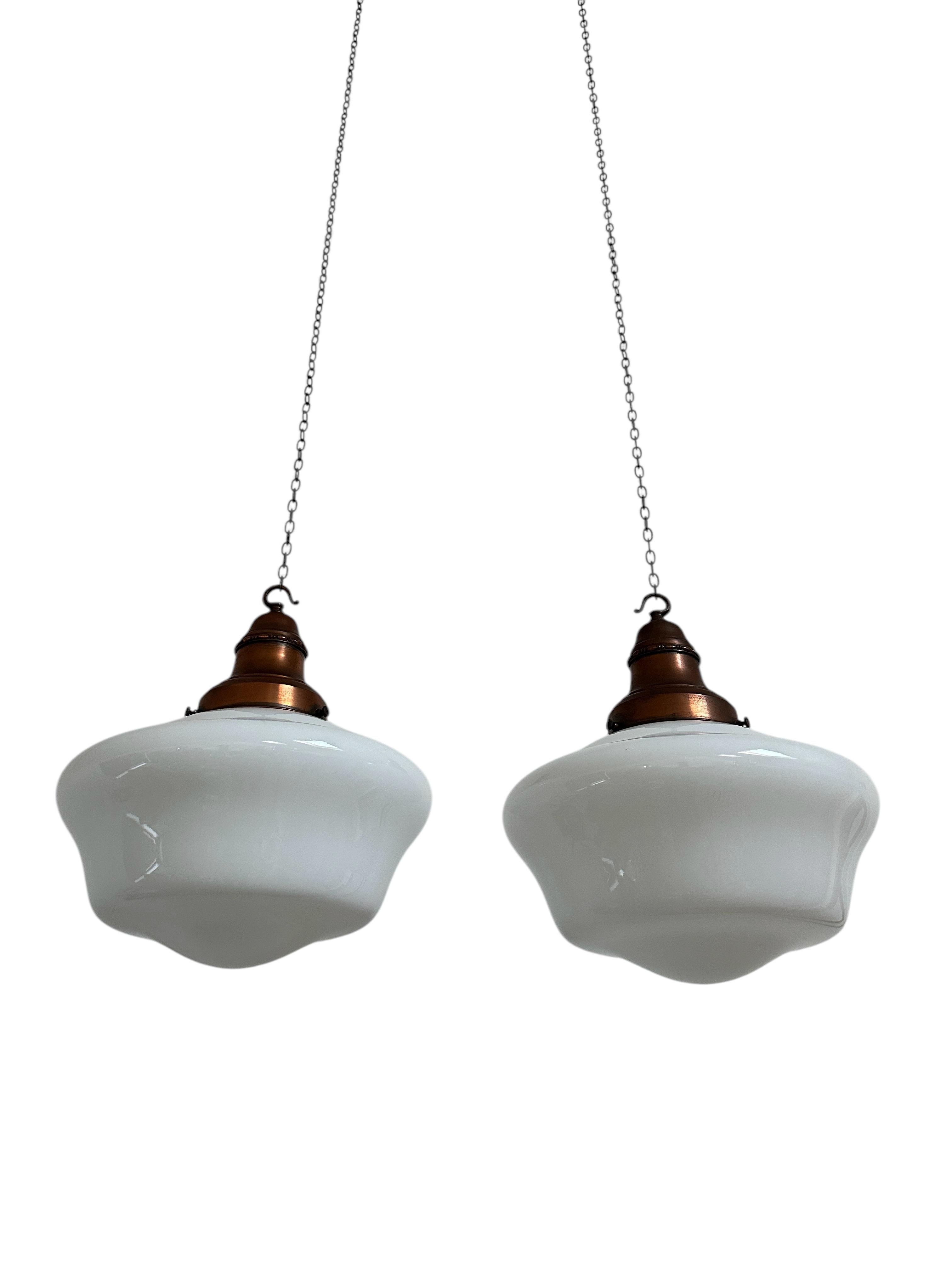 Allemand Paire de plafonniers XL anciens Bauhaus en verre dépoli opalin par Siemens en vente