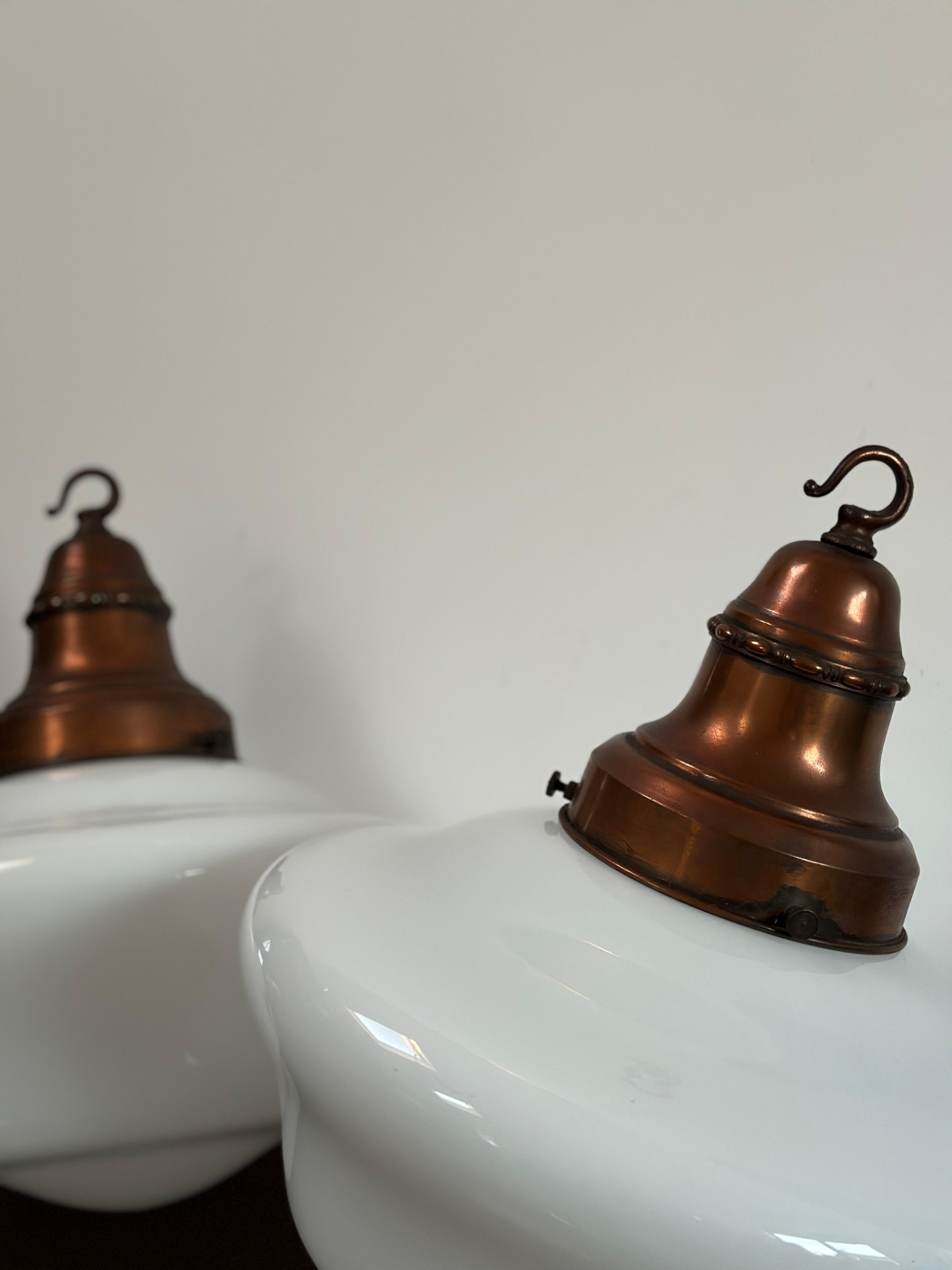 Paire de plafonniers XL anciens Bauhaus en verre dépoli opalin par Siemens Bon état - En vente à Sale, GB