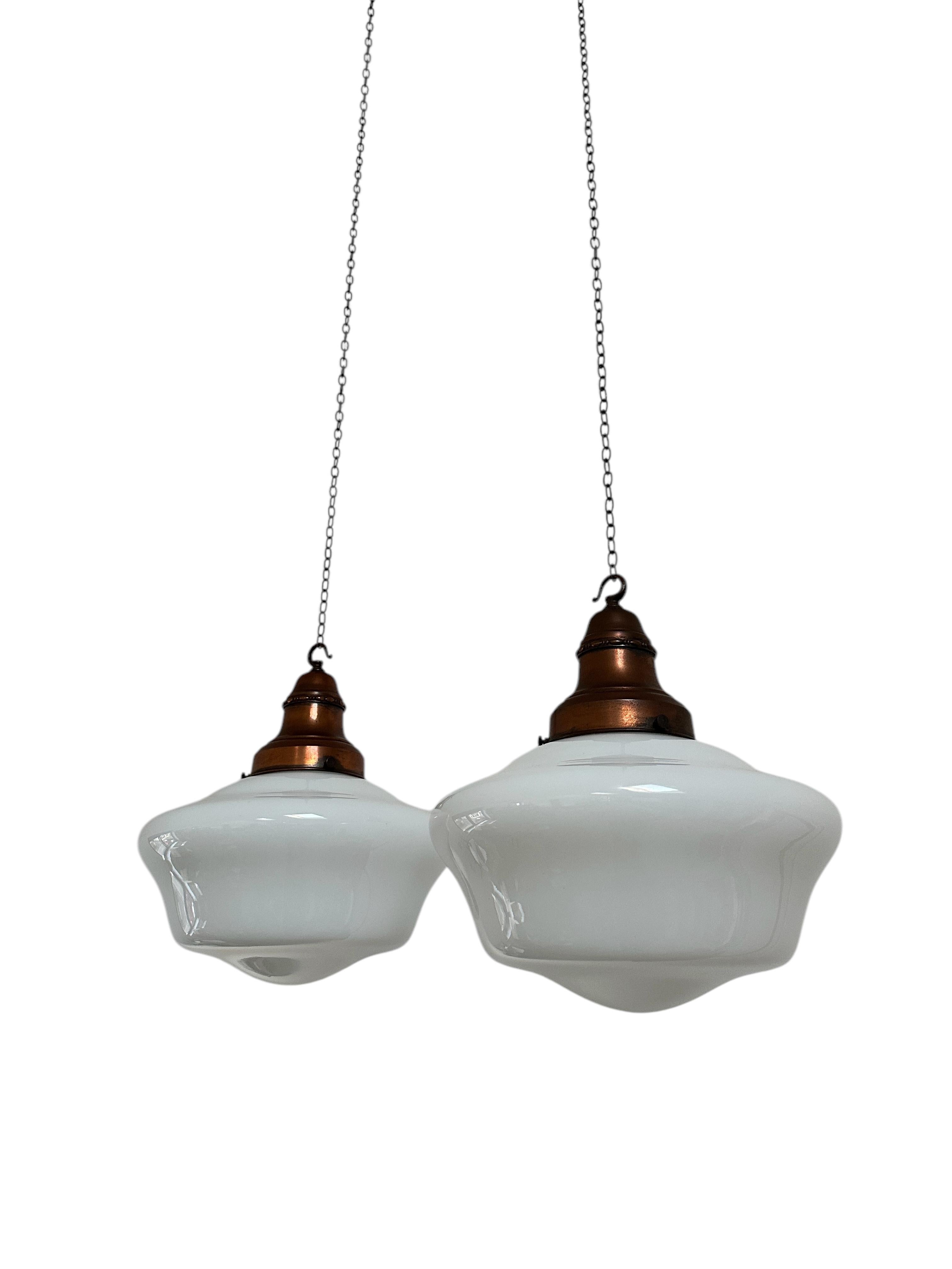 20ième siècle Paire de plafonniers XL anciens Bauhaus en verre dépoli opalin par Siemens en vente