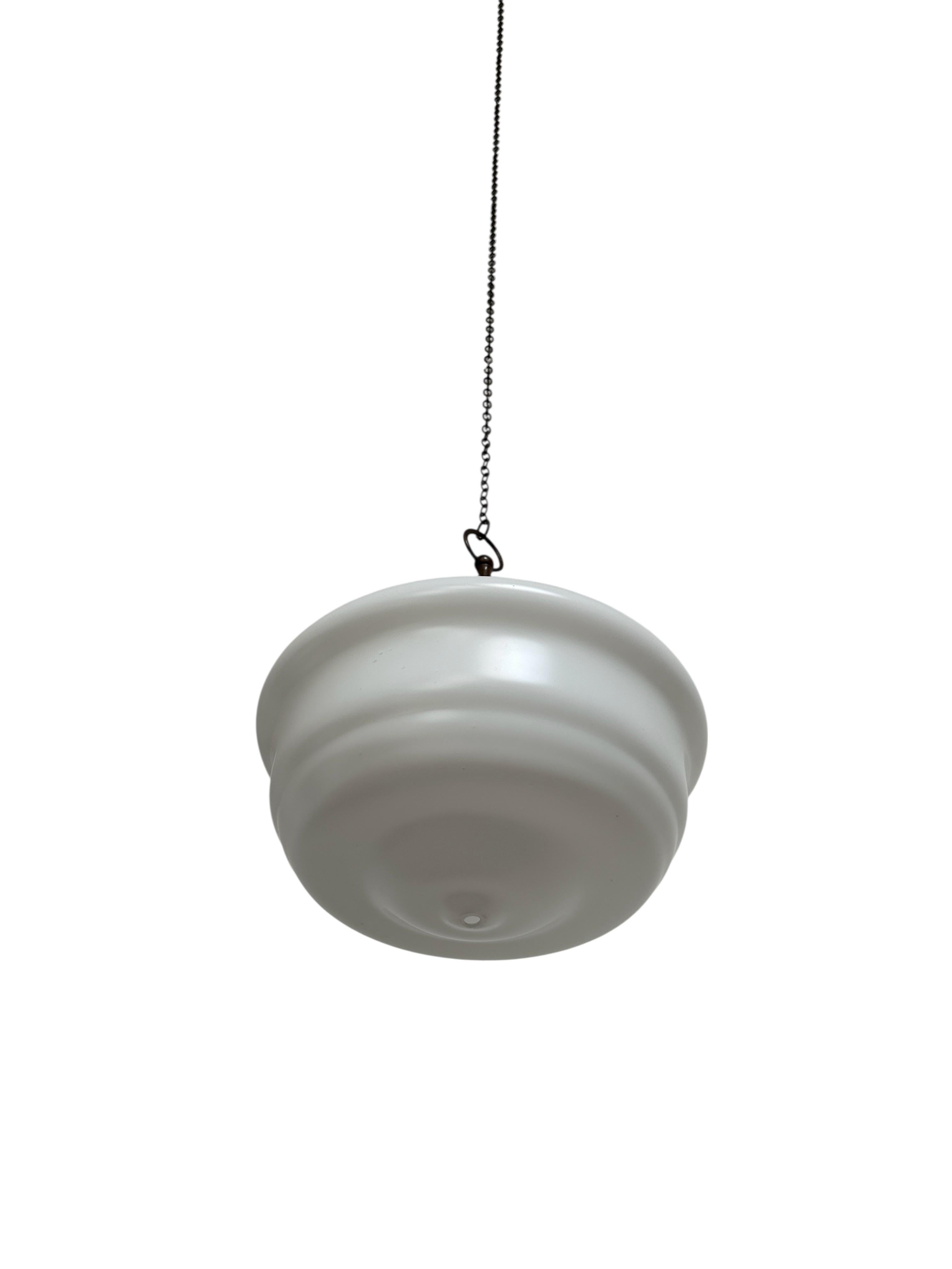 Coppia di set XL di lampade a sospensione da soffitto in vetro lattiginoso opalino d'epoca della chiesa in vendita 2