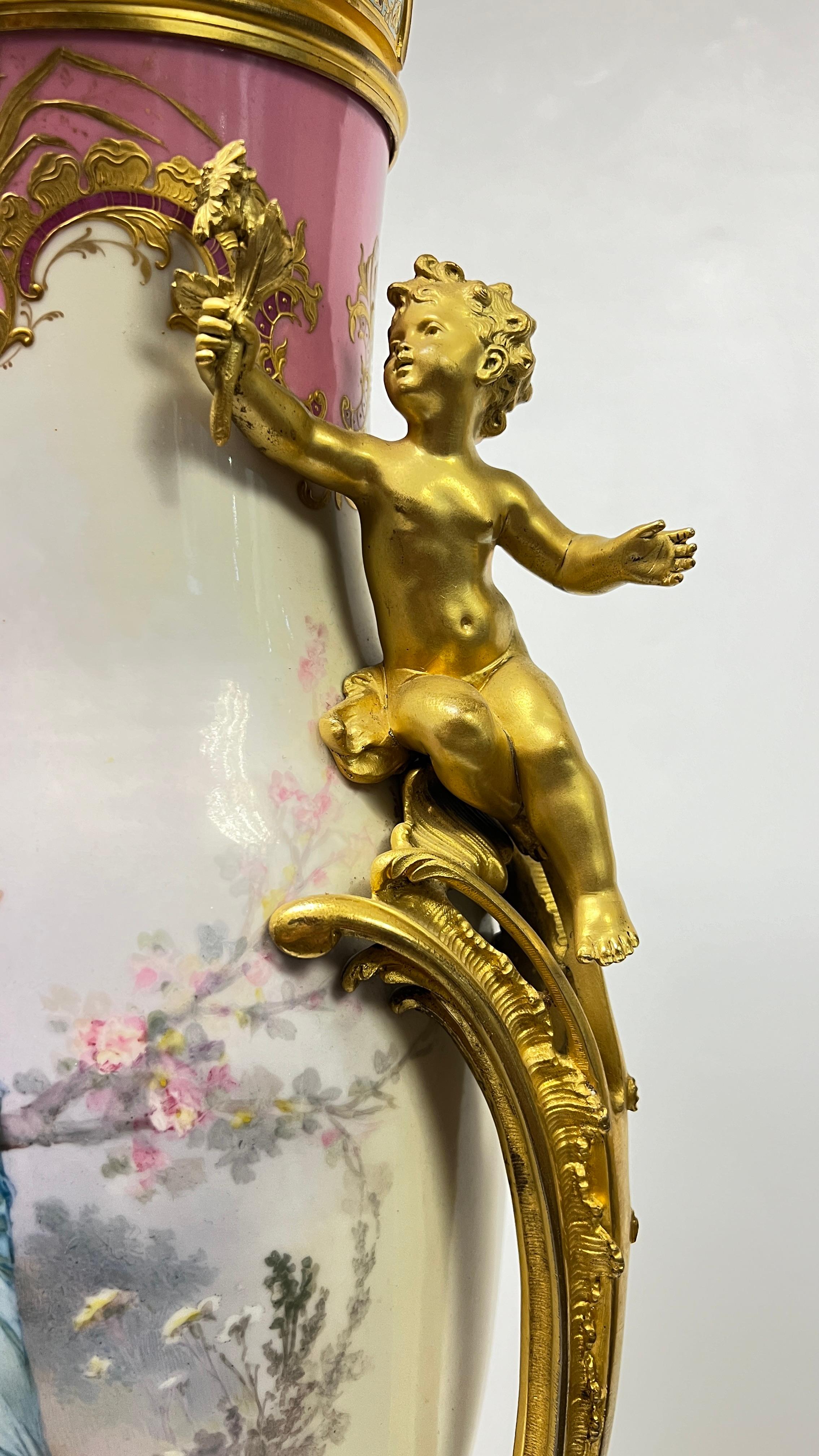 Coppia di vasi in porcellana dorati francesi di Sèvres del XIX secolo in vendita 6