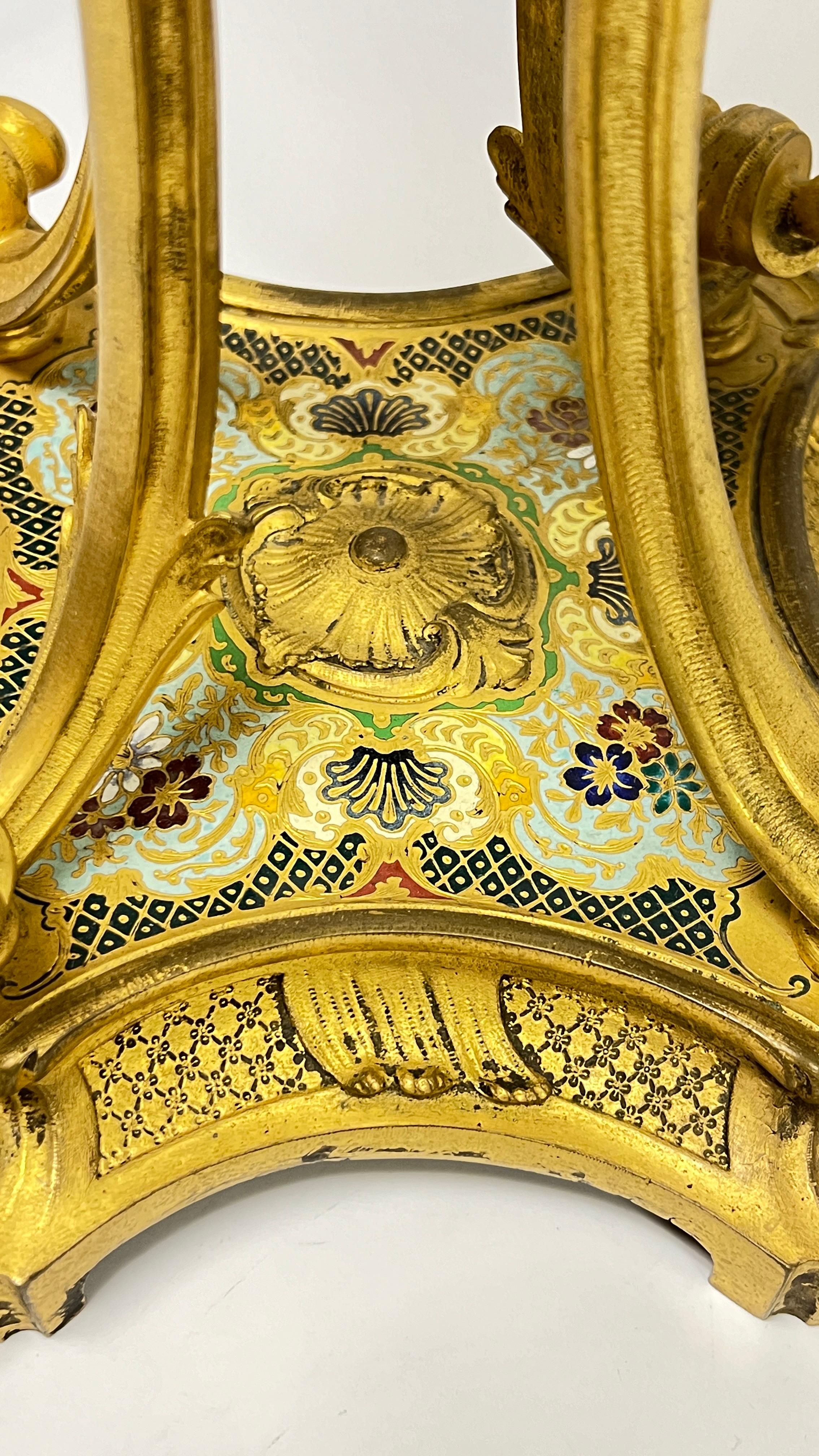 Coppia di vasi in porcellana dorati francesi di Sèvres del XIX secolo in vendita 7