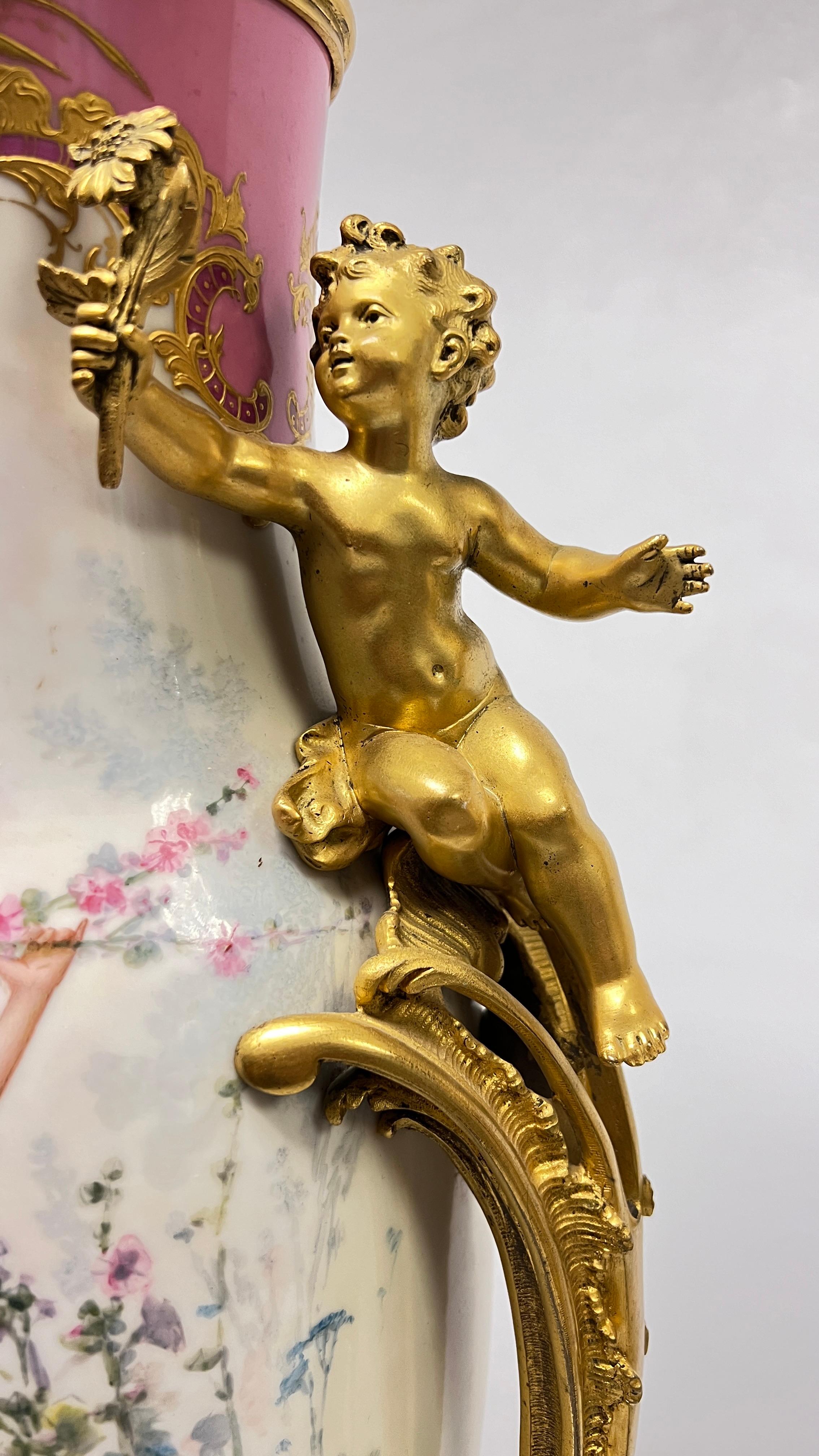 Coppia di deliziosi e grandissimi vasi in porcellana antica (fine XIX secolo, periodo Art Nouveau), attribuiti a Sèvres, squisitamente dipinti con figure di fate o ninfe greche con decorazioni dorate in rilievo.  Ognuno di loro ha firmato Bellinger.