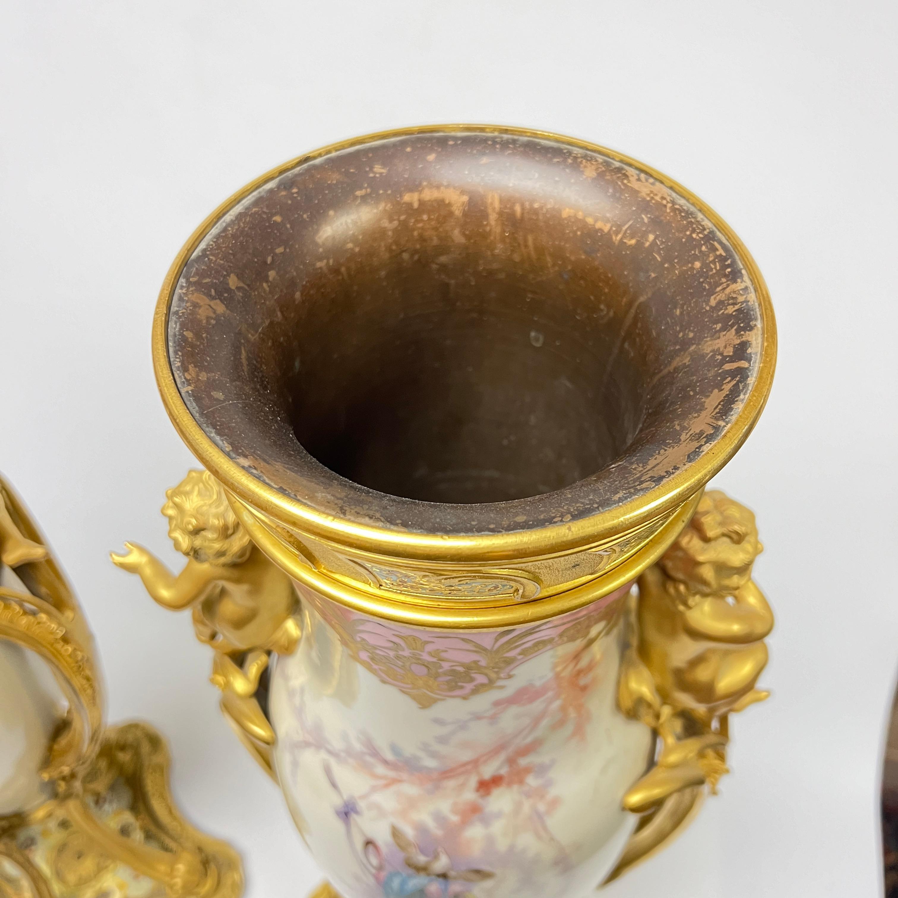 Coppia di vasi in porcellana dorati francesi di Sèvres del XIX secolo in vendita 13