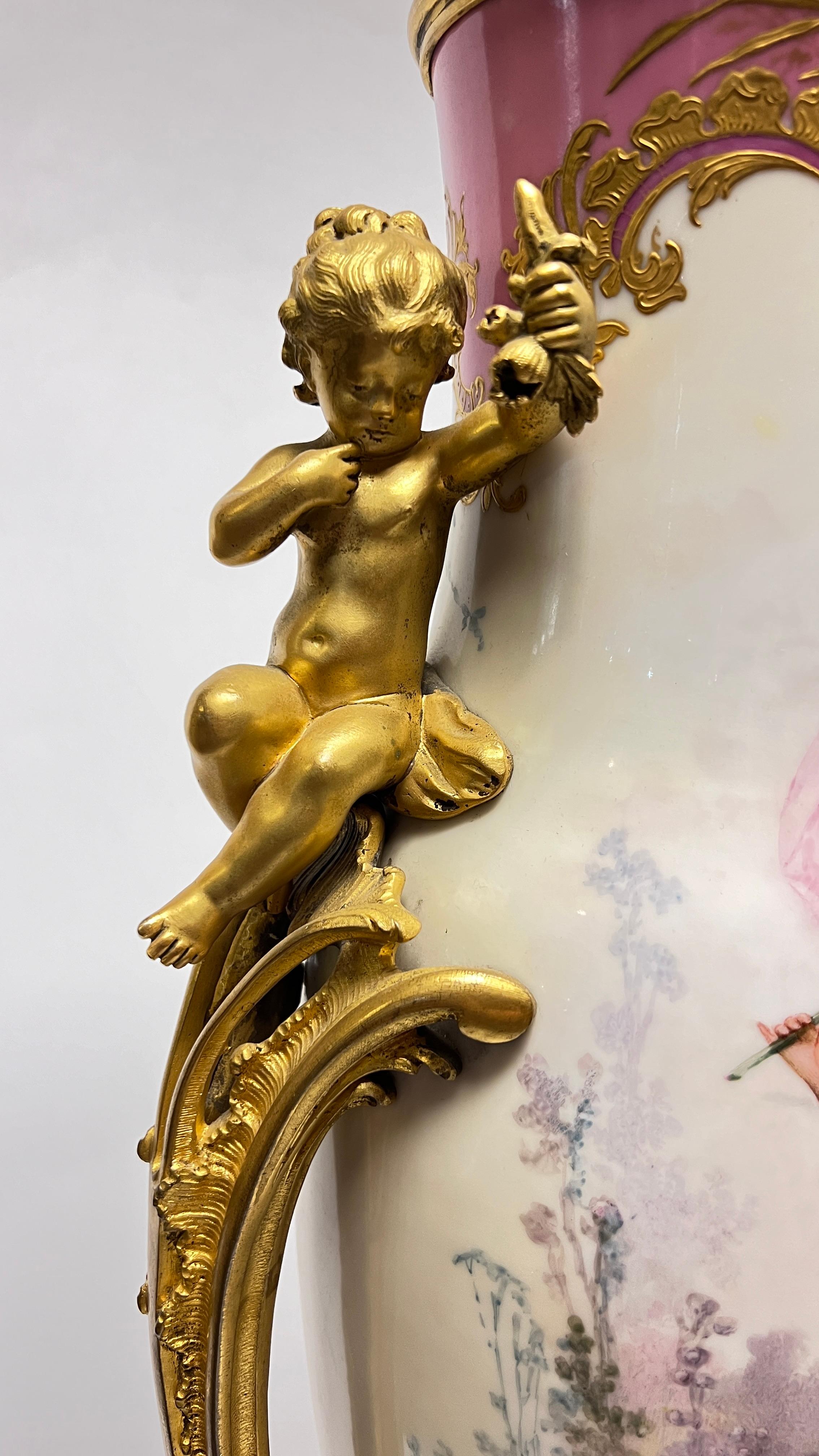 Neoclassico Coppia di vasi in porcellana dorati francesi di Sèvres del XIX secolo in vendita