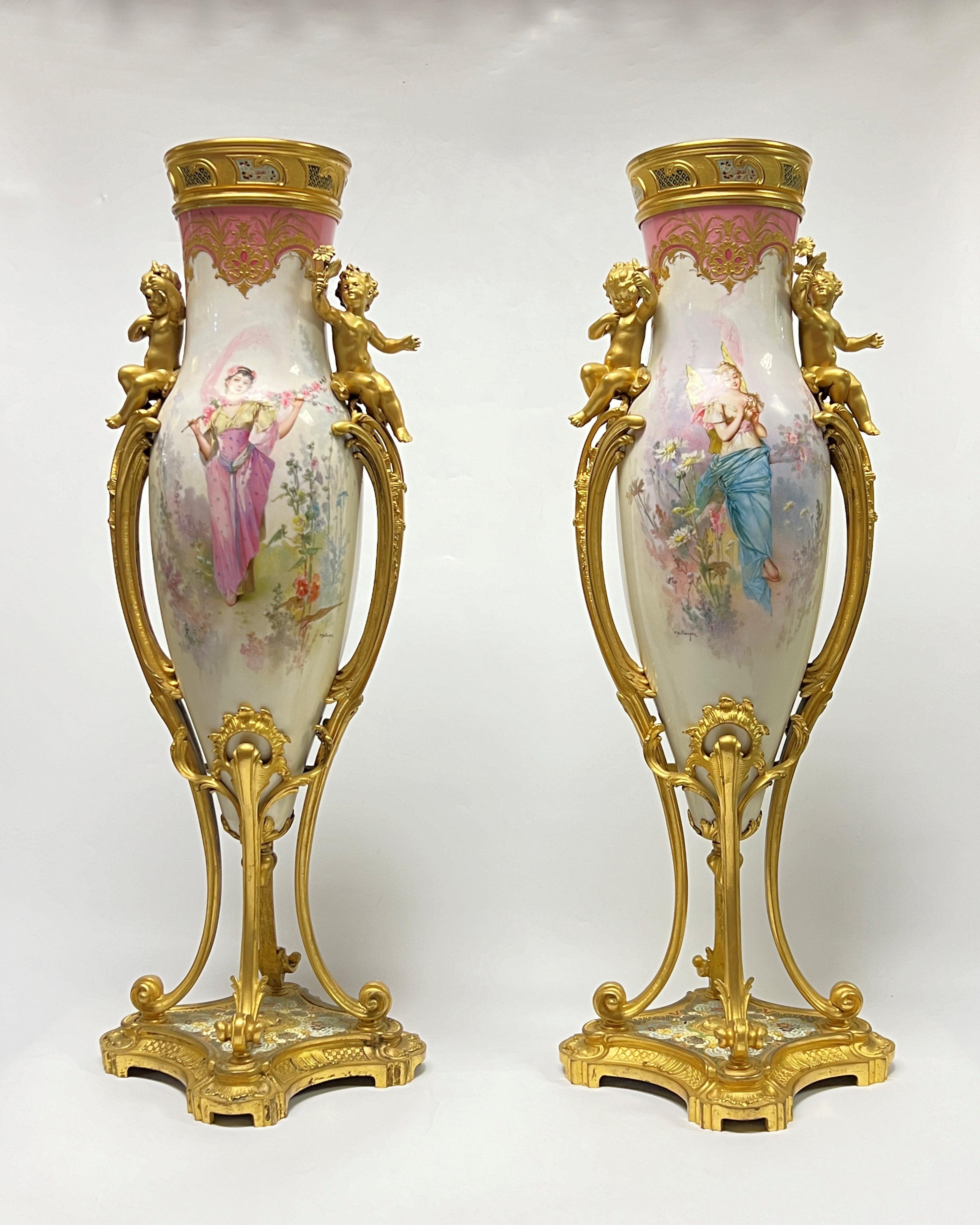Francese Coppia di vasi in porcellana dorati francesi di Sèvres del XIX secolo in vendita