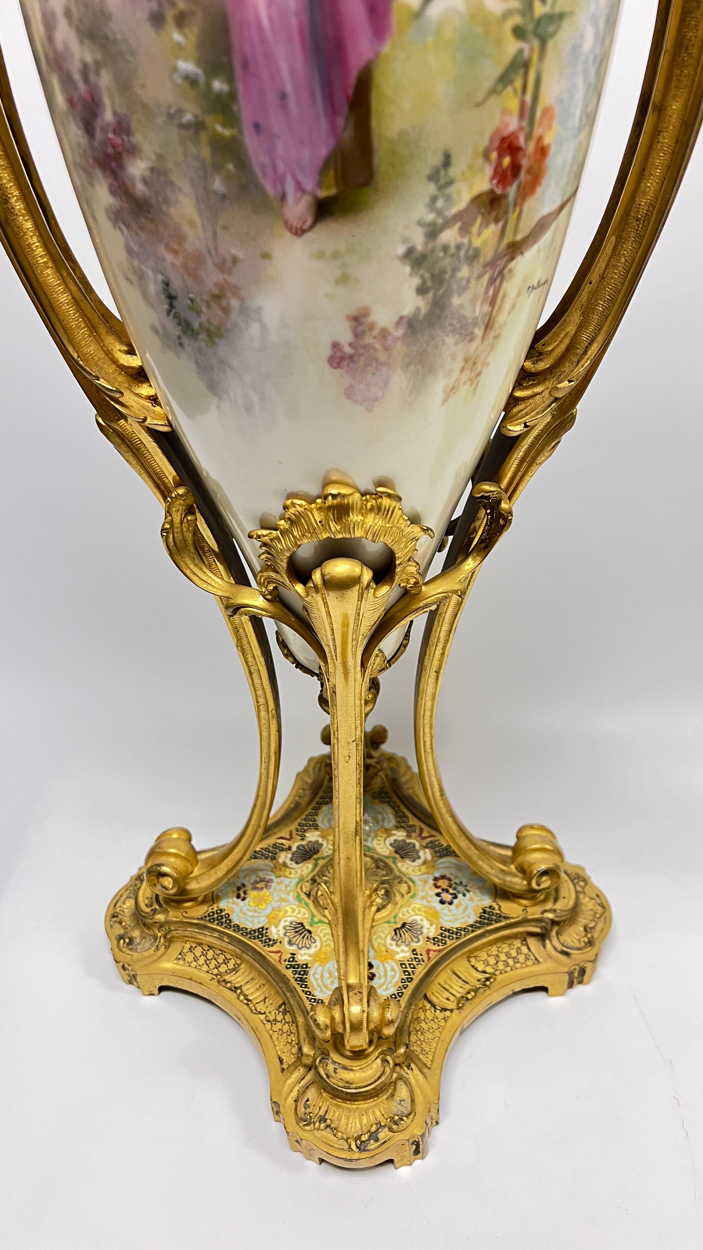 Bronzo Coppia di vasi in porcellana dorati francesi di Sèvres del XIX secolo in vendita