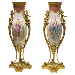 Pareja de jarrones de porcelana montados en bronce dorado francés del siglo XIX de Sevres
