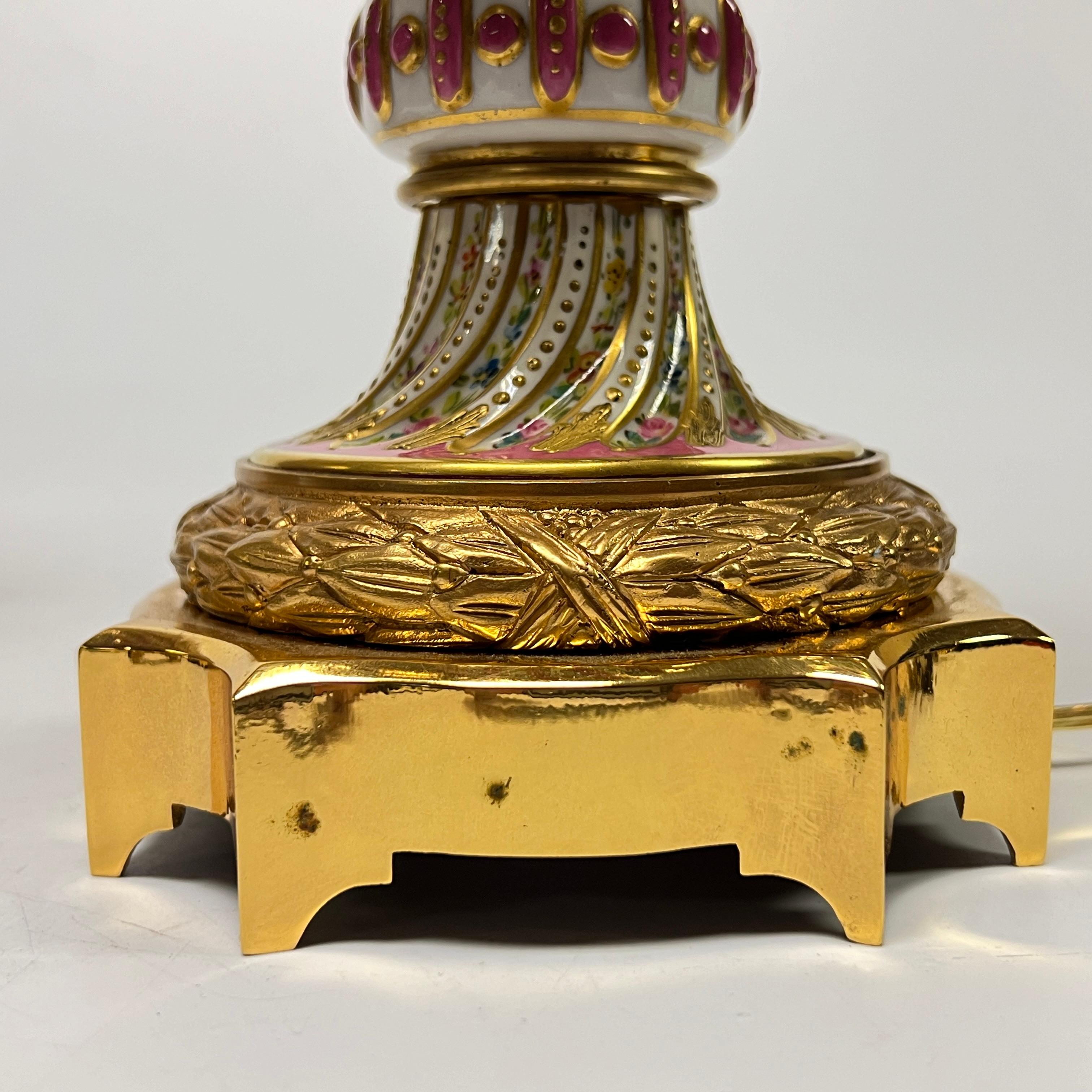 Paire de lampes de table en porcelaine montées sur bronze, style Sèvres Louis XV en vente 5