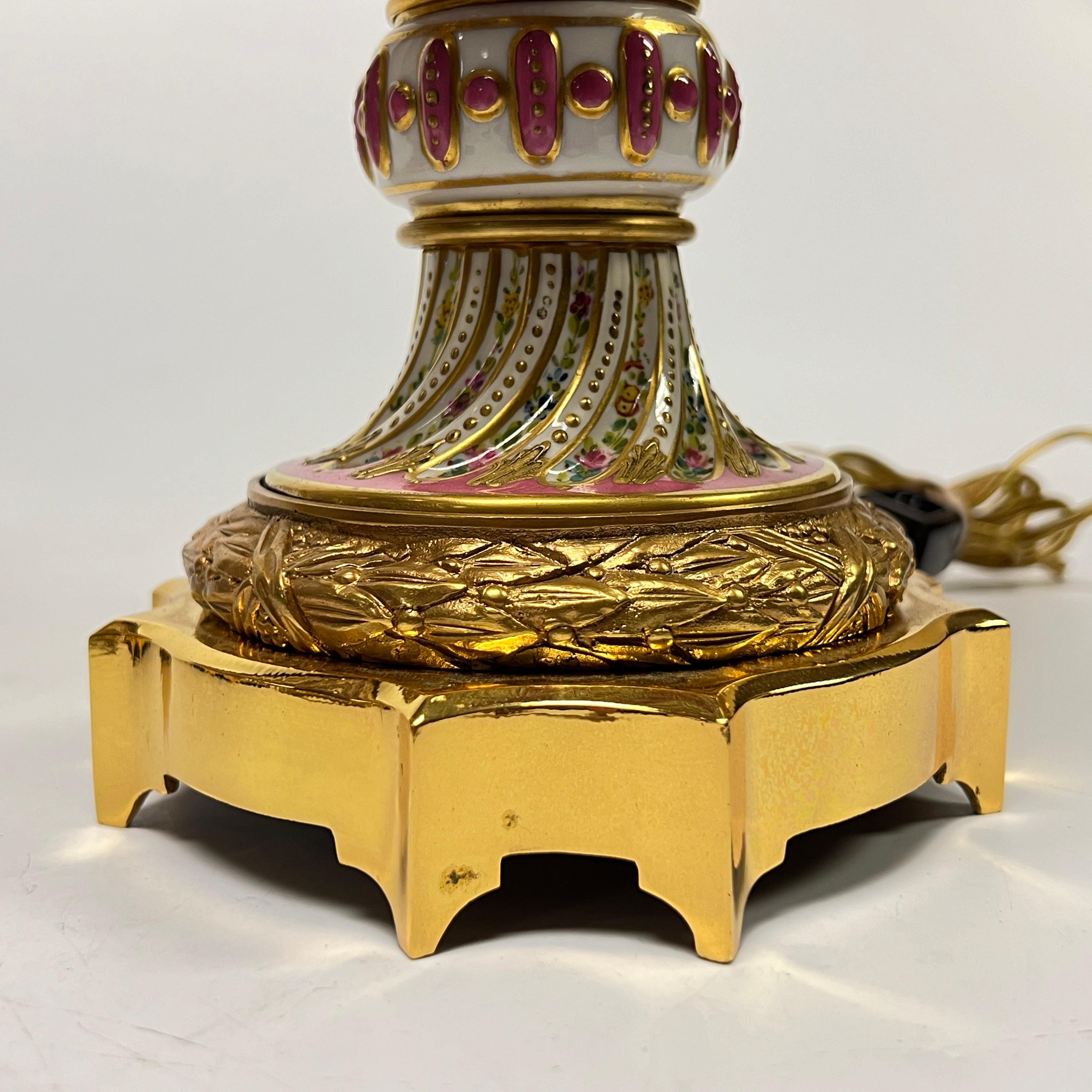 Paire de lampes de table en porcelaine montées sur bronze, style Sèvres Louis XV en vente 6