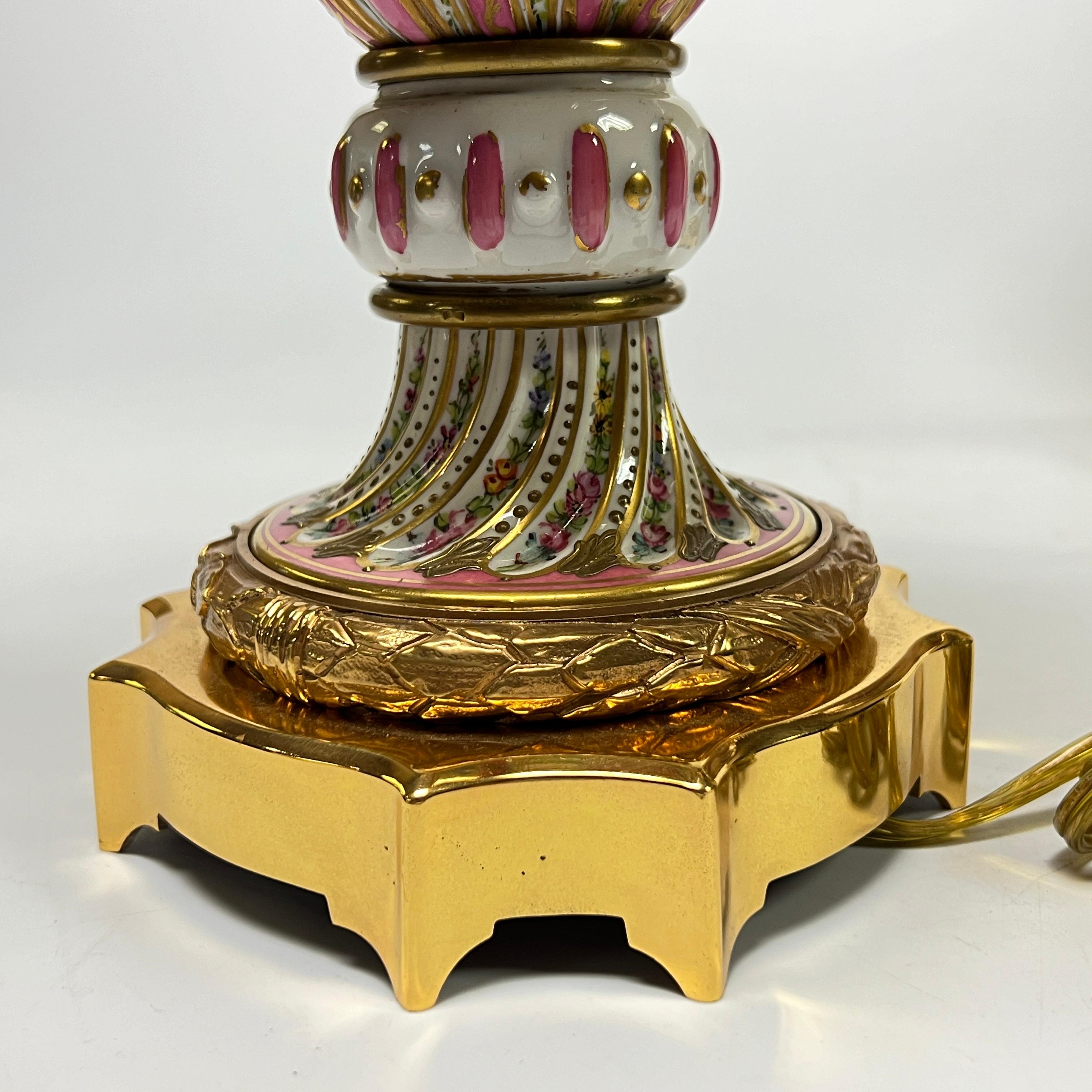 Paire de lampes de table en porcelaine montées sur bronze, style Sèvres Louis XV en vente 8