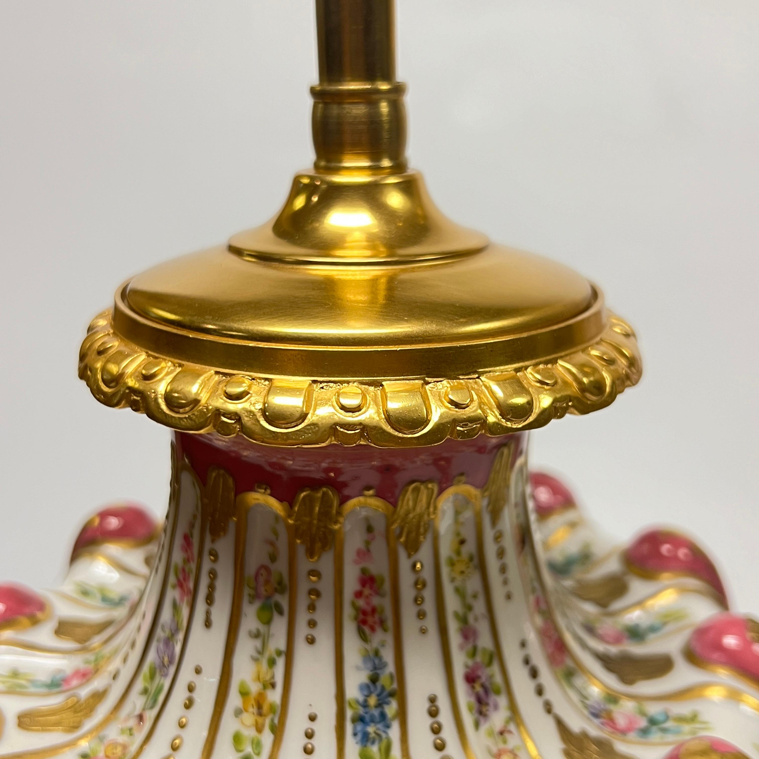 Paire de lampes de table en porcelaine montées sur bronze, style Sèvres Louis XV en vente 9