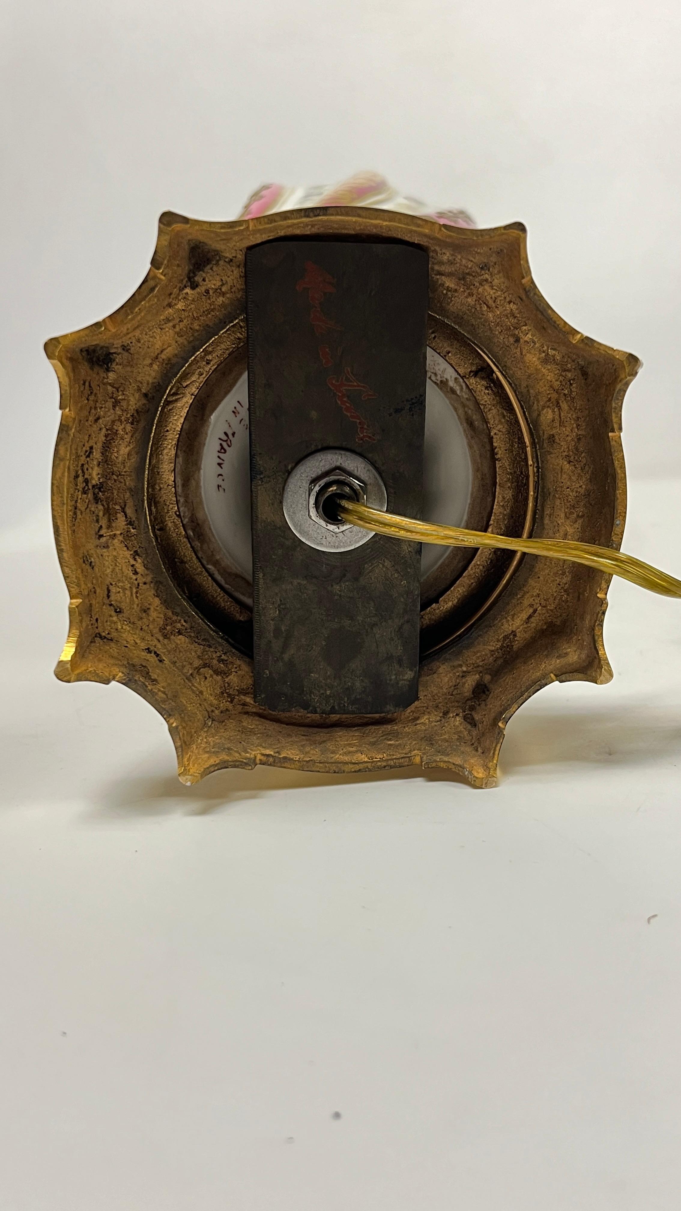 Paire de lampes de table en porcelaine montées sur bronze, style Sèvres Louis XV en vente 11