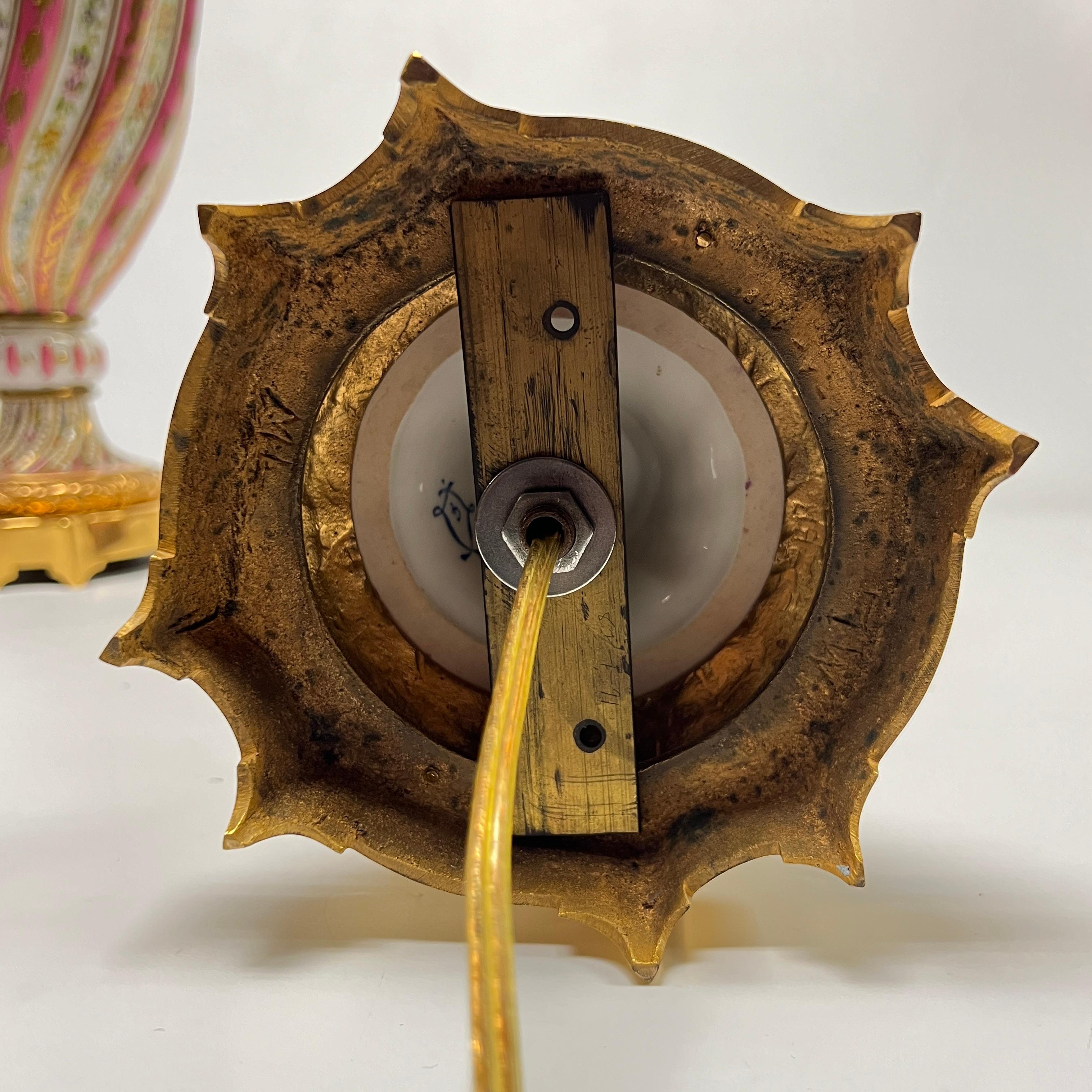 Paire de lampes de table en porcelaine montées sur bronze, style Sèvres Louis XV en vente 12