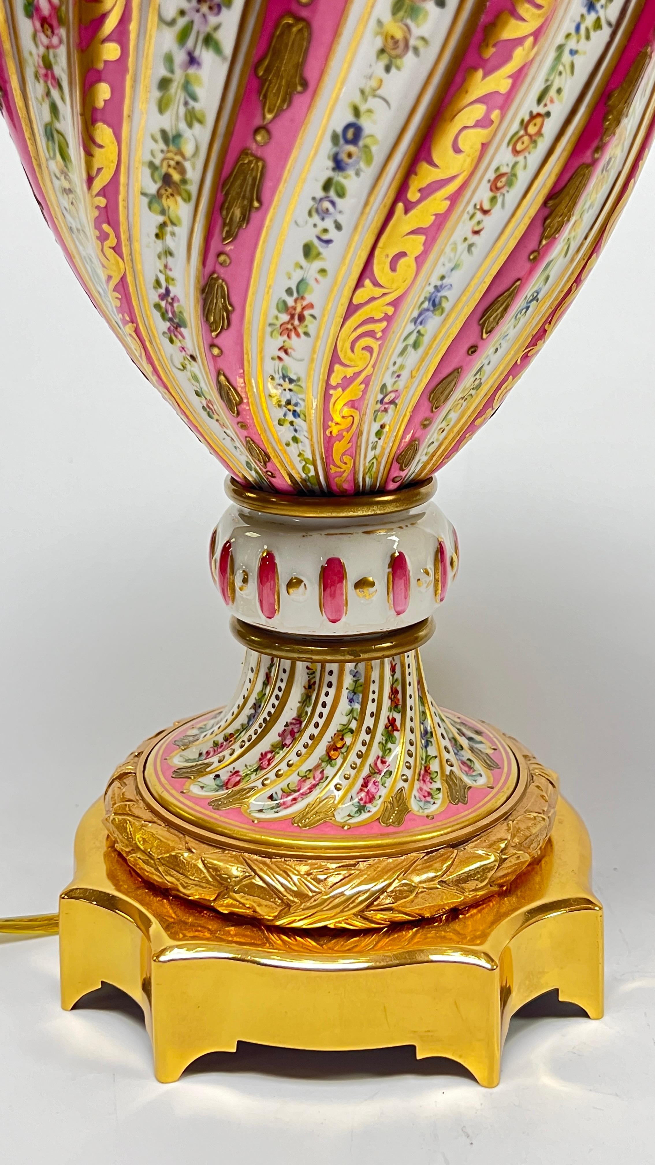 Doré Paire de lampes de table en porcelaine montées sur bronze, style Sèvres Louis XV en vente