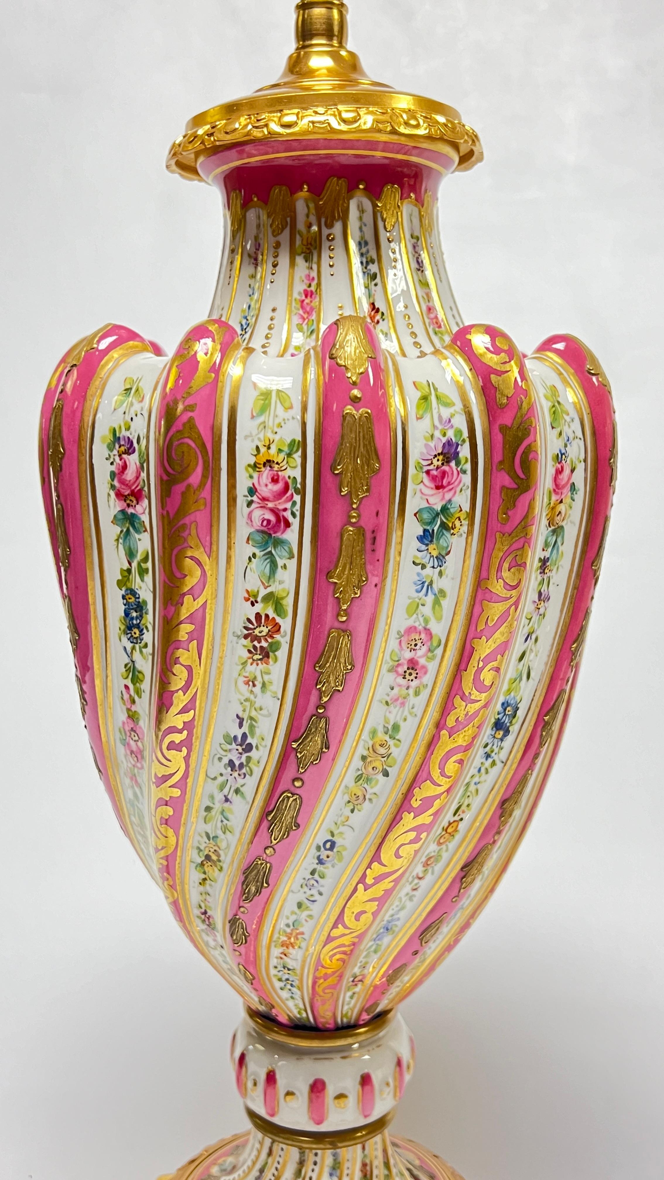 Paire de lampes de table en porcelaine montées sur bronze, style Sèvres Louis XV Bon état - En vente à New York, NY