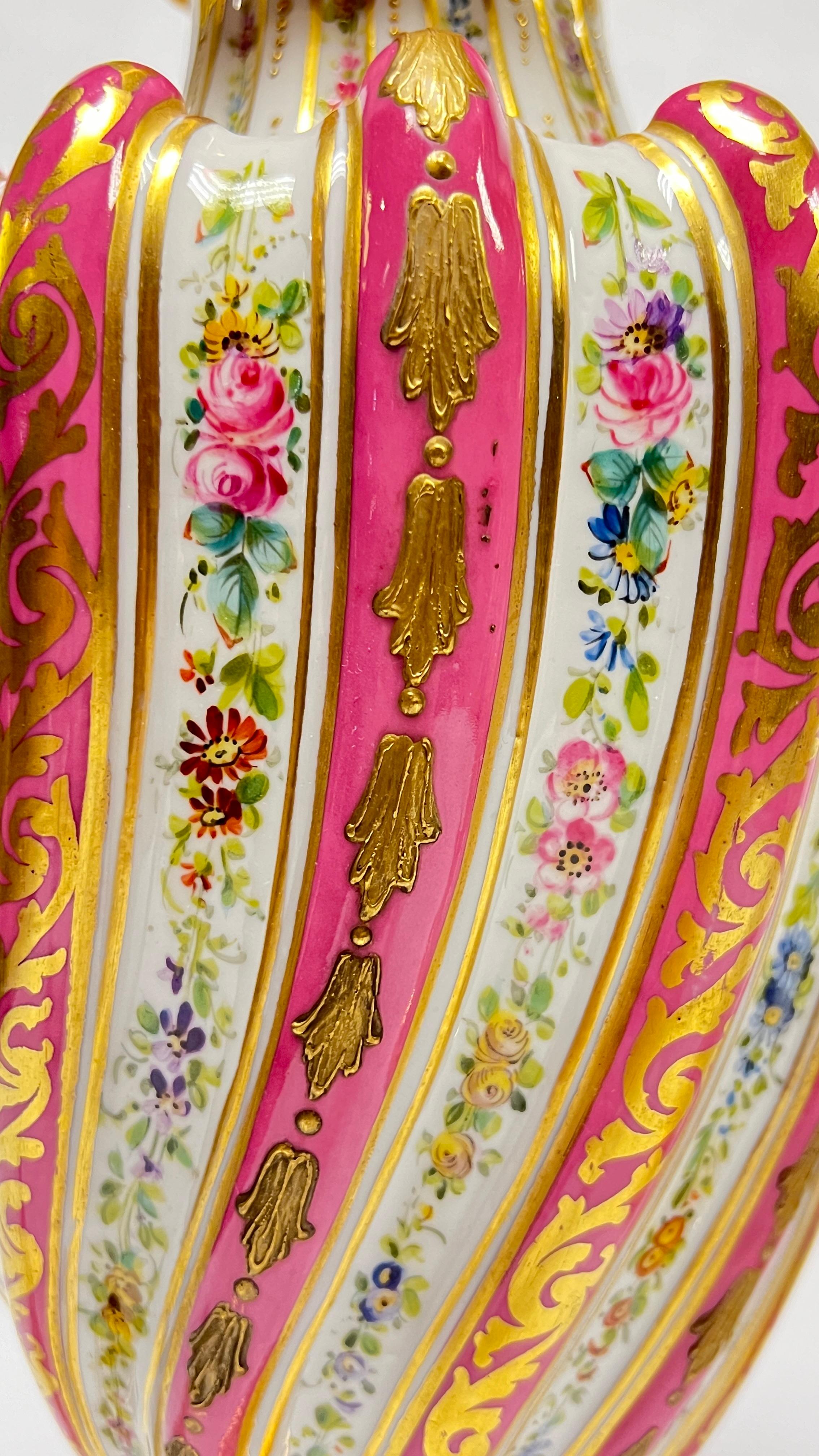 20ième siècle Paire de lampes de table en porcelaine montées sur bronze, style Sèvres Louis XV en vente