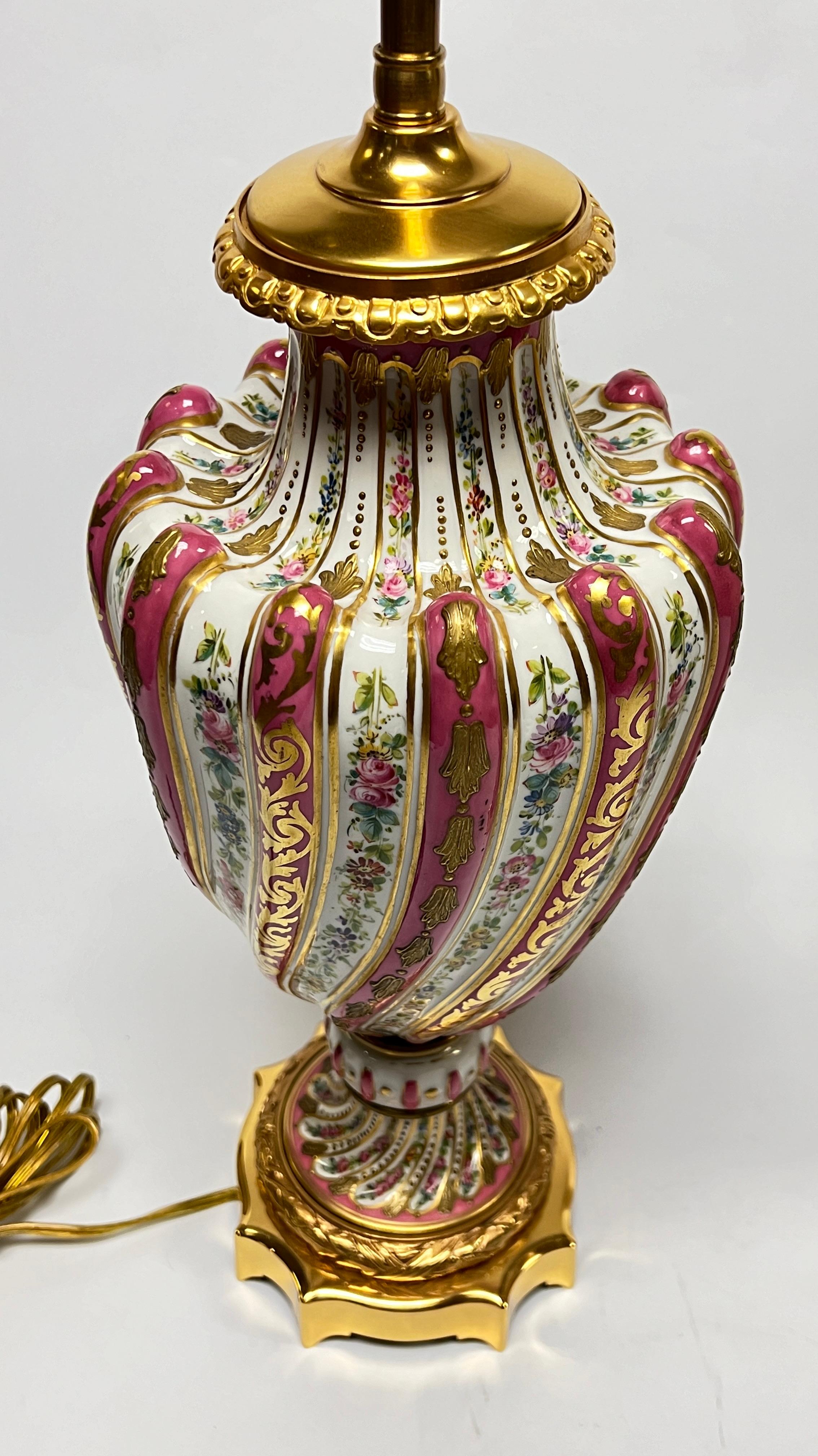 Bronze Paire de lampes de table en porcelaine montées sur bronze, style Sèvres Louis XV en vente