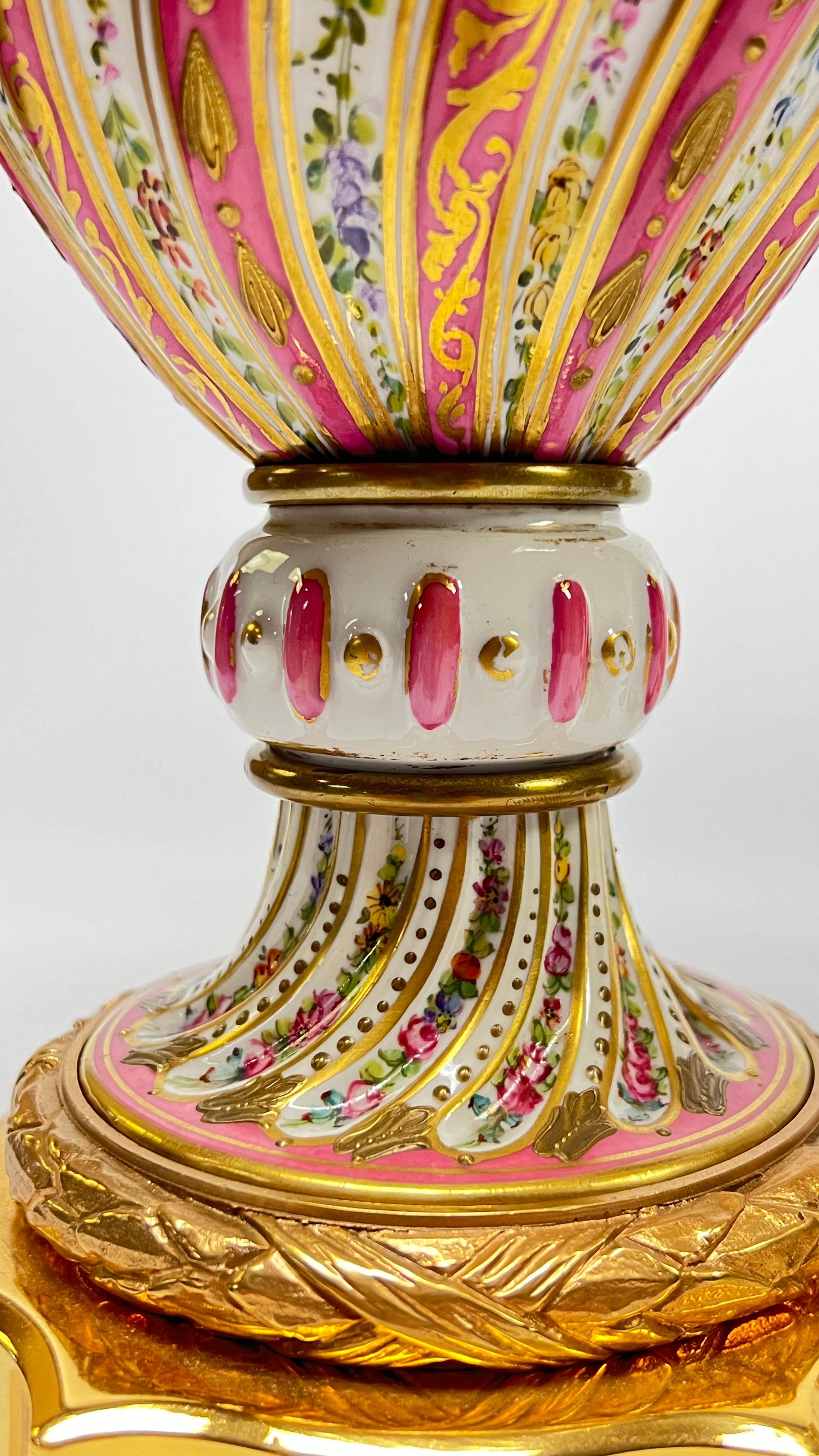 Paire de lampes de table en porcelaine montées sur bronze, style Sèvres Louis XV en vente 1