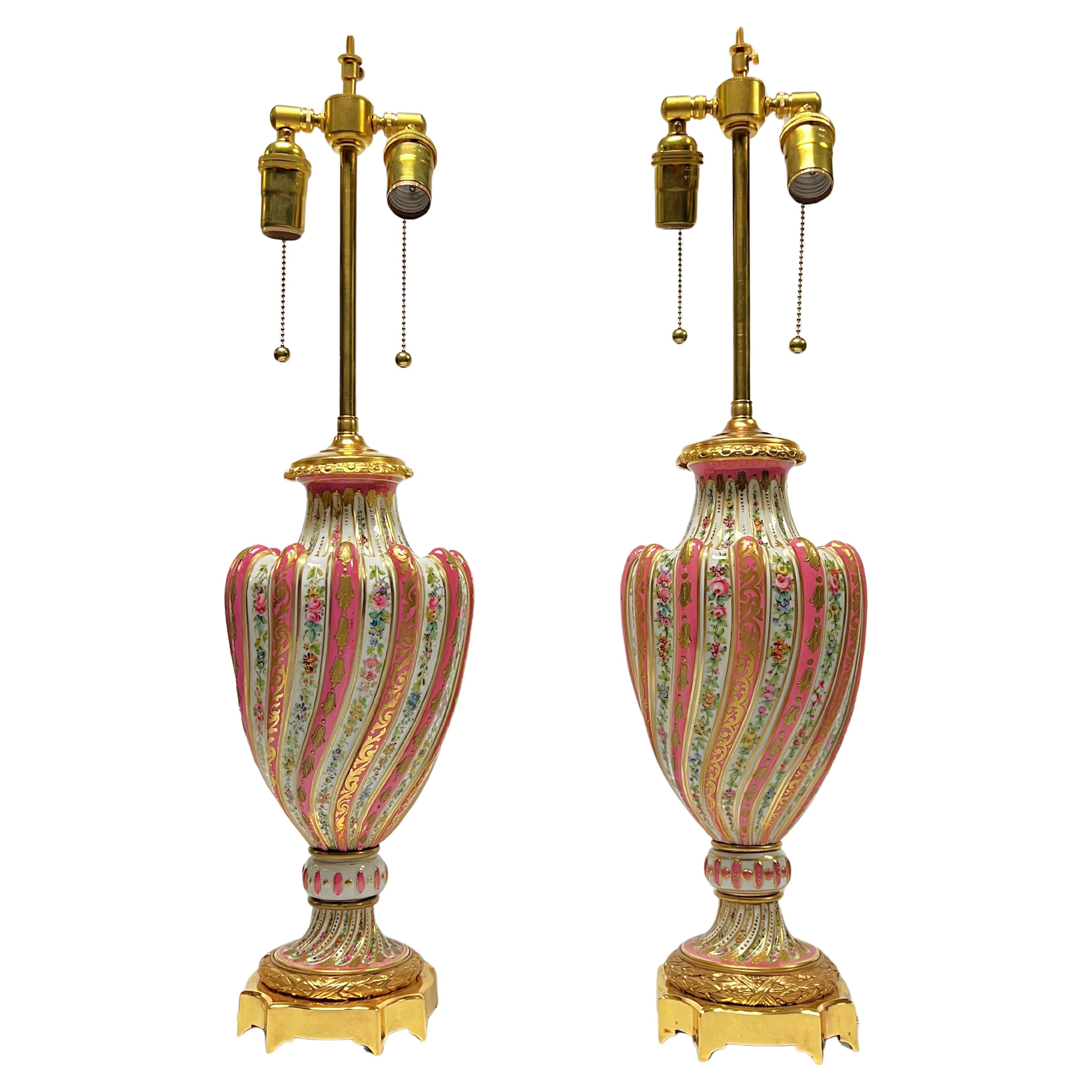 Coppia di lampade da tavolo Sèvres in porcellana montate su bronzo in stile Luigi XV