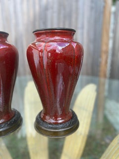 Coppia, Paul Millet Sang de Boeuf, vasi di Sèvres con montatura in ormù, 13".