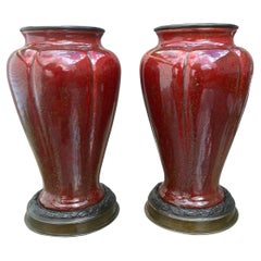 Pareja, Sevres Paul Millet Sang de Boeuf Jarrones con montura de Ormolu 13" (13,5 cm)