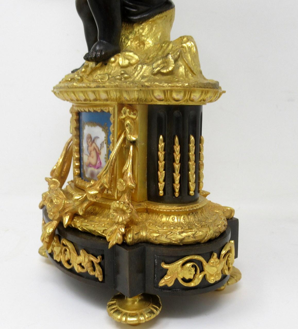 Paire de chandeliers en porcelaine de Sèvres ornée de bronze doré bleu céleste en vente 3