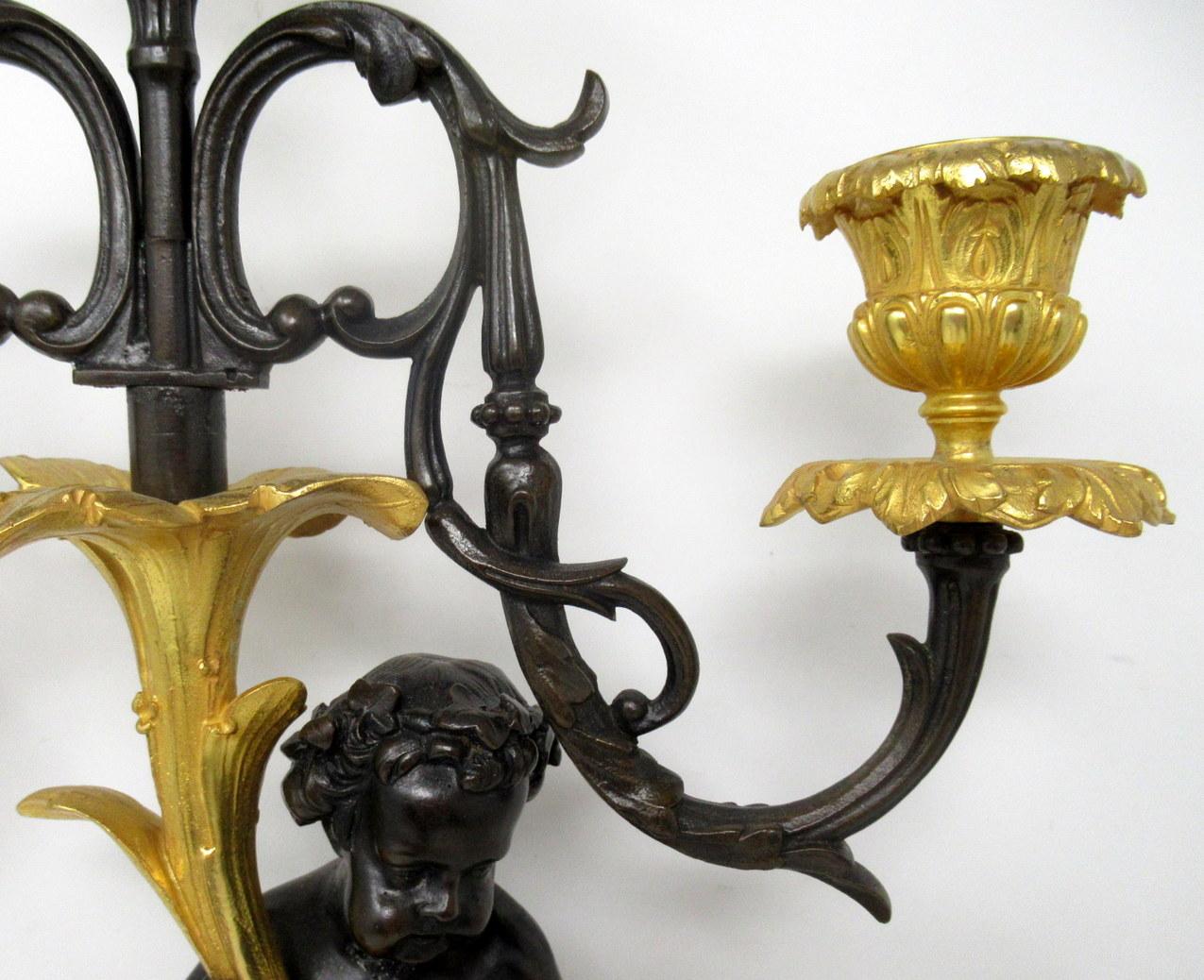 Céramique Paire de chandeliers en porcelaine de Sèvres ornée de bronze doré bleu céleste en vente